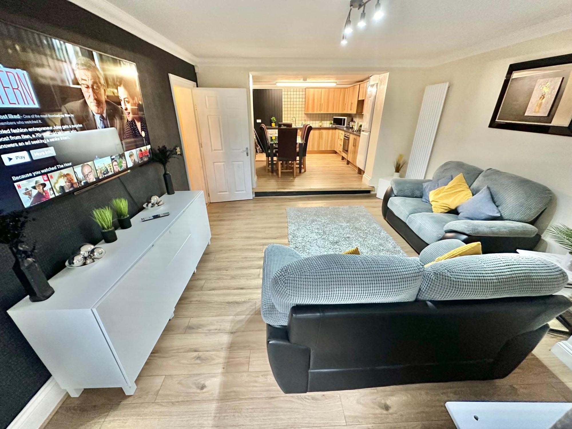 Apartment Glen Fern - Garden With Parking - Heart Of Town Centre - Close To - Darts And Table Football - Sleeps 11 *