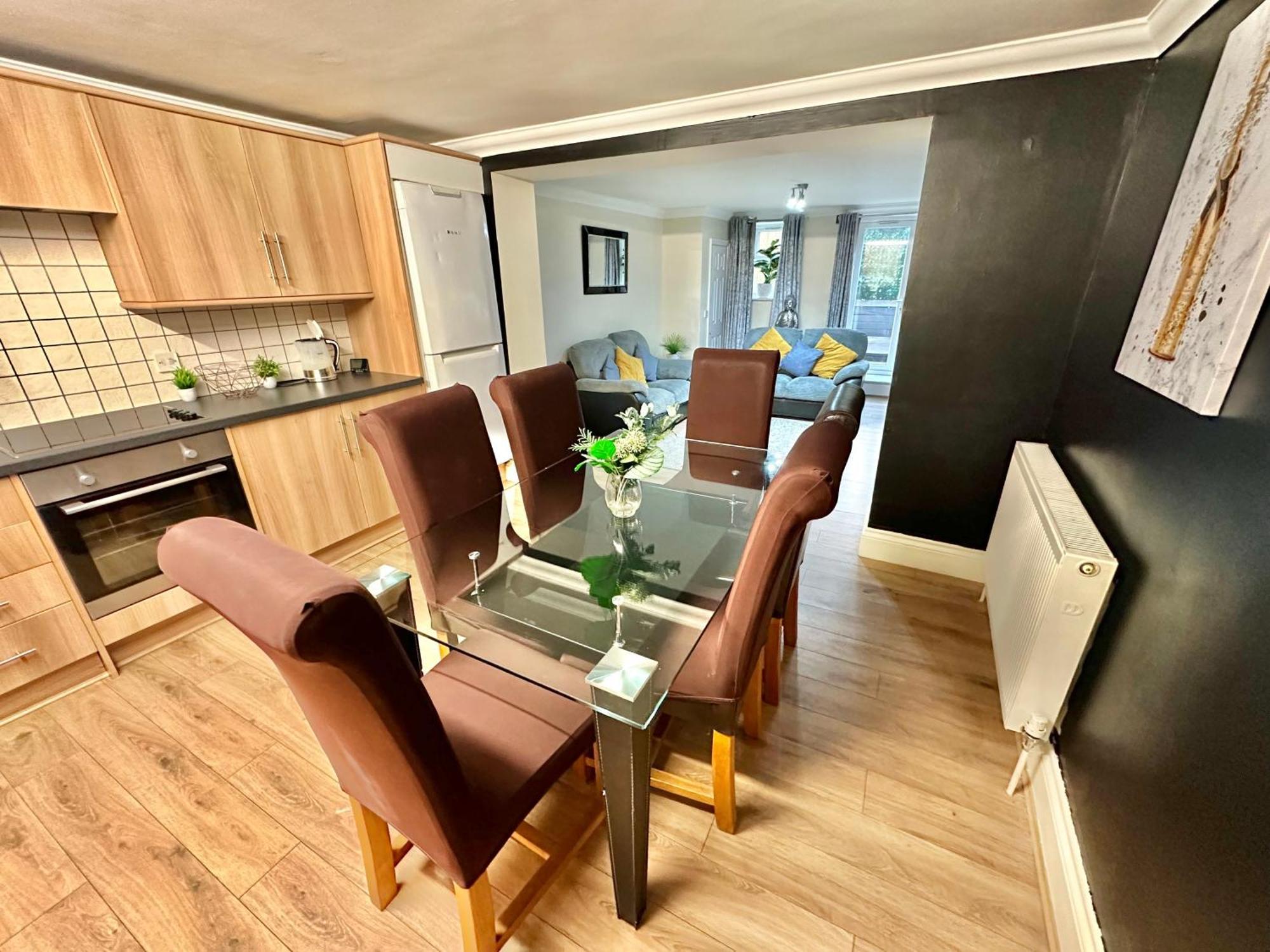 Glen Fern - Garden With Parking - Heart Of Town Centre - Close To - Darts And Table Football - Sleeps 11 Apartment Bournemouth