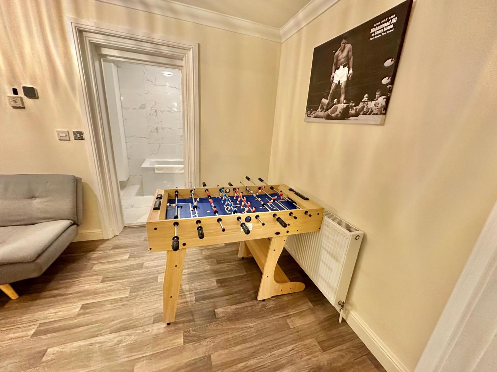 Apartment Glen Fern - Garden With Parking - Heart Of Town Centre - Close To - Darts And Table Football - Sleeps 11 Bournemouth