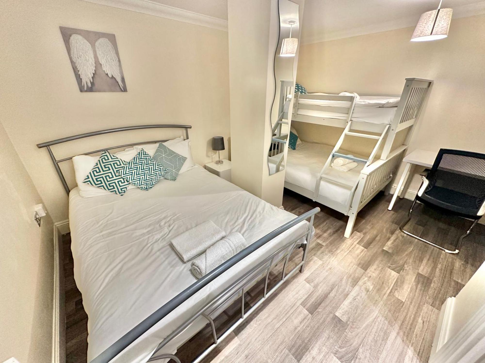 Glen Fern - Garden With Parking - Heart Of Town Centre - Close To - Darts And Table Football - Sleeps 11 *