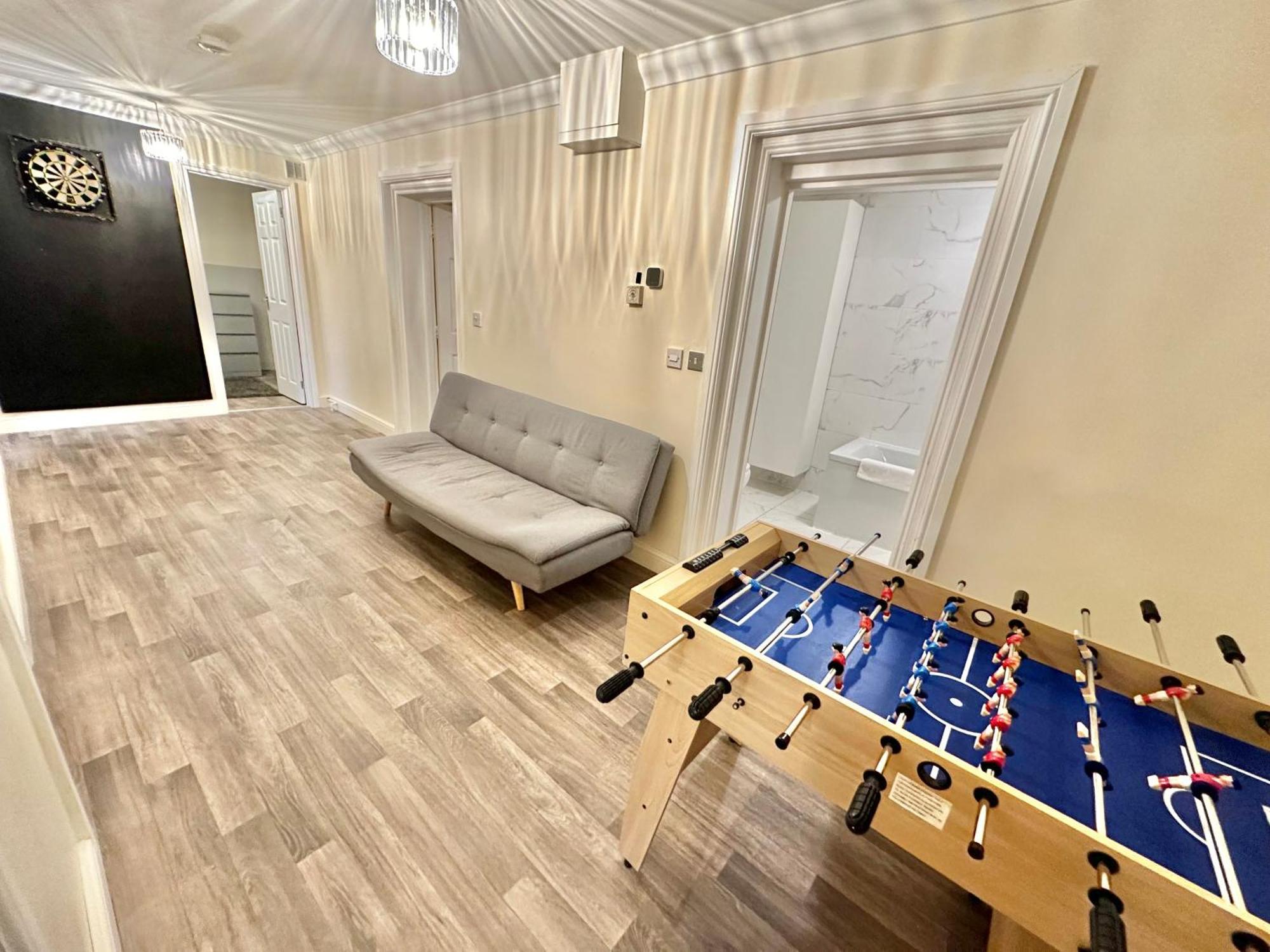 Glen Fern - Garden With Parking - Heart Of Town Centre - Close To - Darts And Table Football - Sleeps 11 * Bournemouth