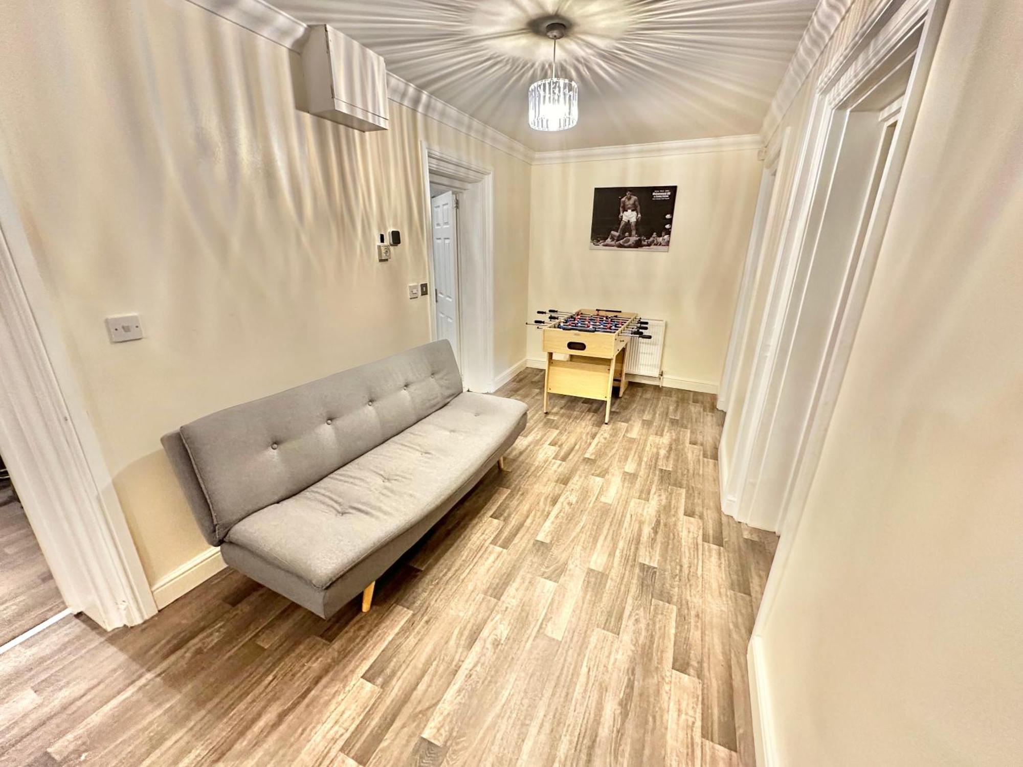 Glen Fern - Garden With Parking - Heart Of Town Centre - Close To - Darts And Table Football - Sleeps 11