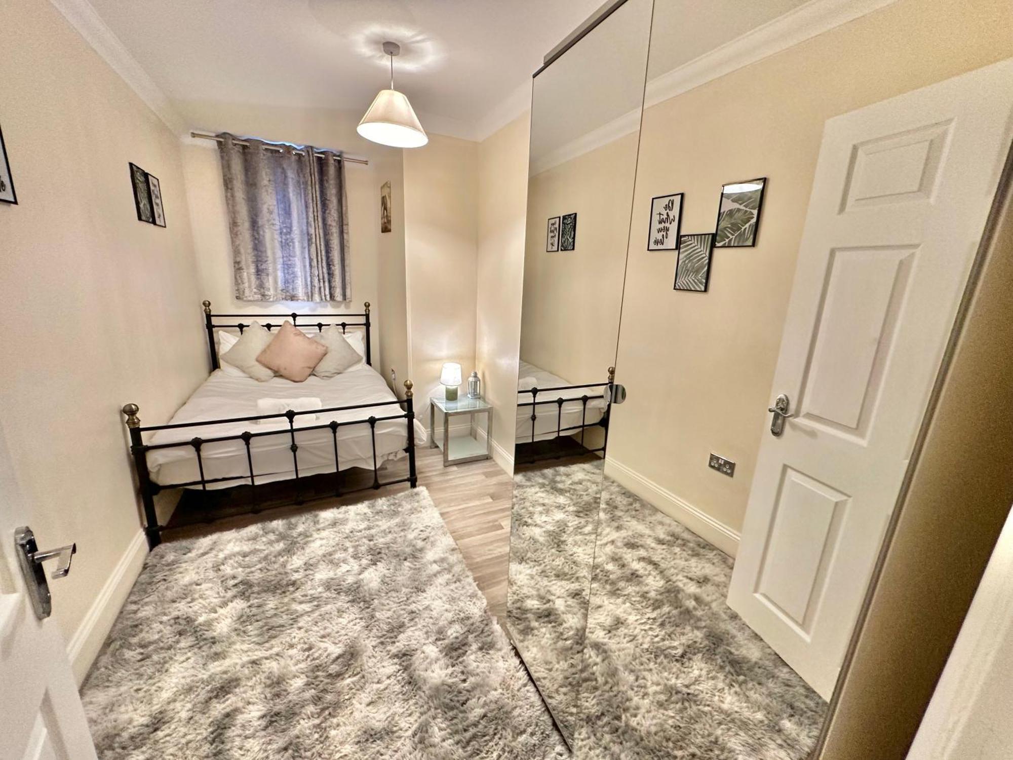 Glen Fern - Garden With Parking - Heart Of Town Centre - Close To - Darts And Table Football - Sleeps 11 Apartment