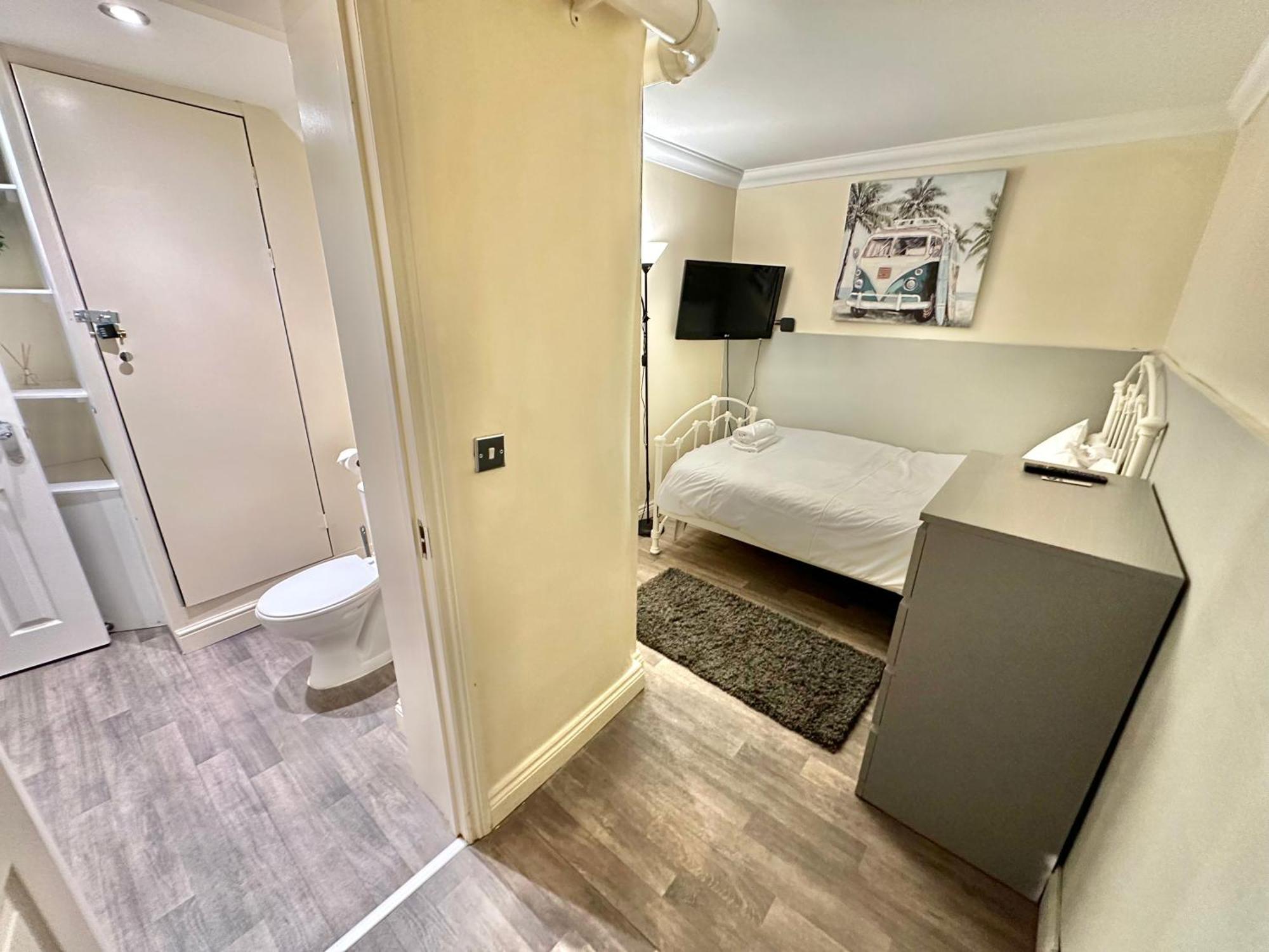 Glen Fern - Garden With Parking - Heart Of Town Centre - Close To - Darts And Table Football - Sleeps 11 Apartment *