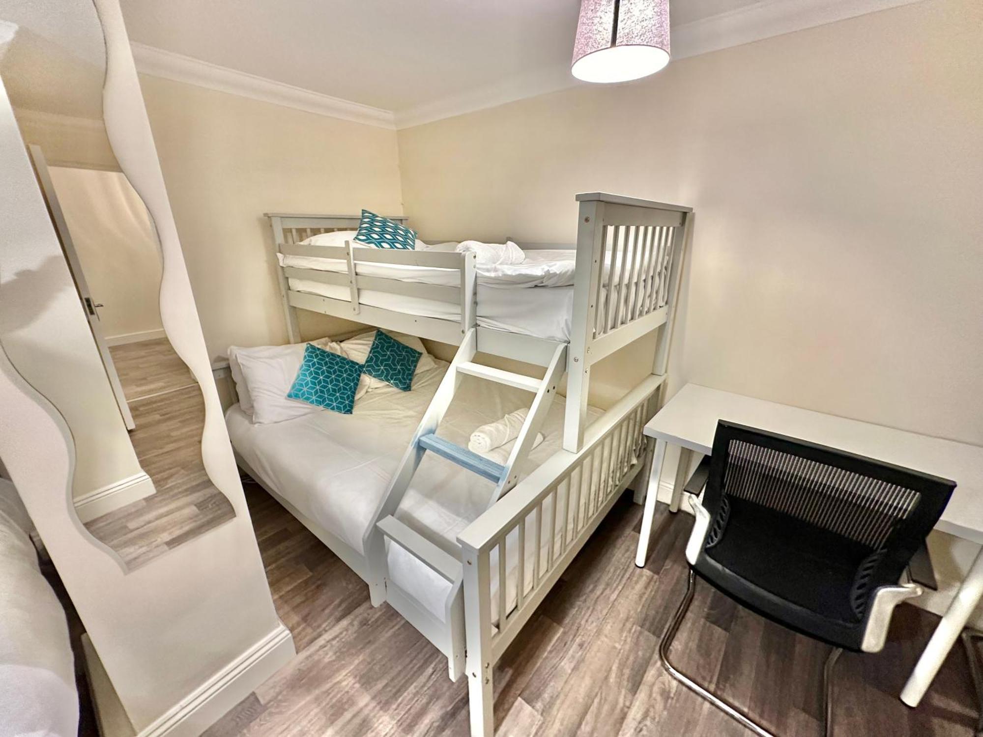 Apartment Glen Fern - Garden With Parking - Heart Of Town Centre - Close To - Darts And Table Football - Sleeps 11 *