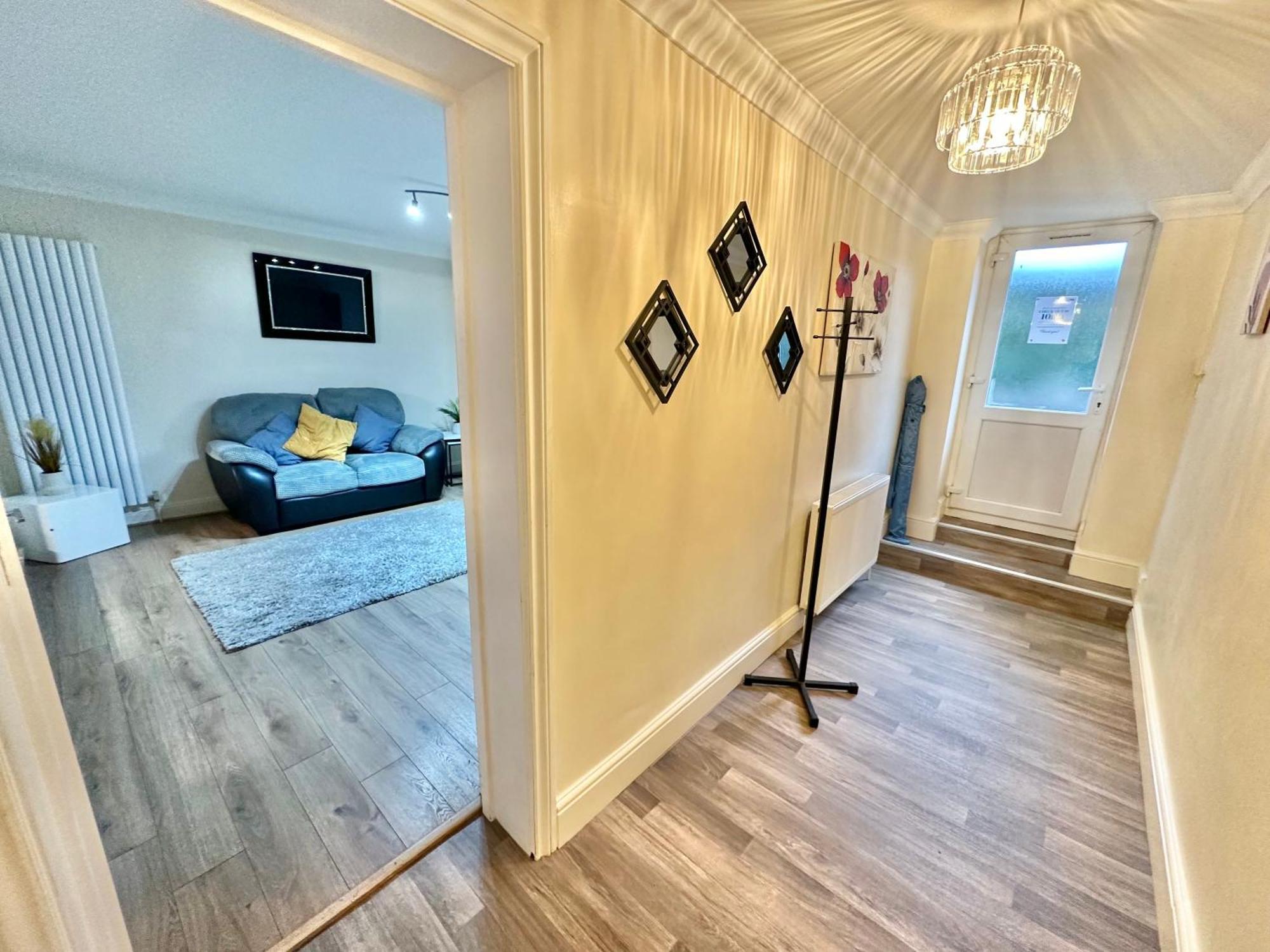 Glen Fern - Garden With Parking - Heart Of Town Centre - Close To - Darts And Table Football - Sleeps 11 Apartment Bournemouth