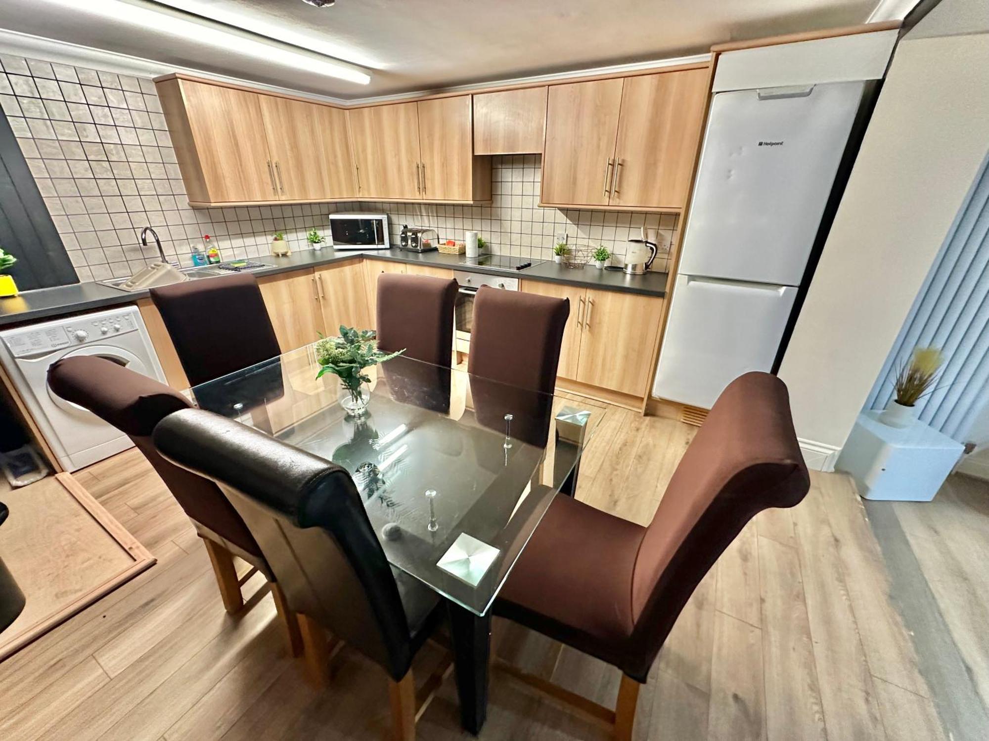 Apartment Glen Fern - Garden With Parking - Heart Of Town Centre - Close To - Darts And Table Football - Sleeps 11 Bournemouth