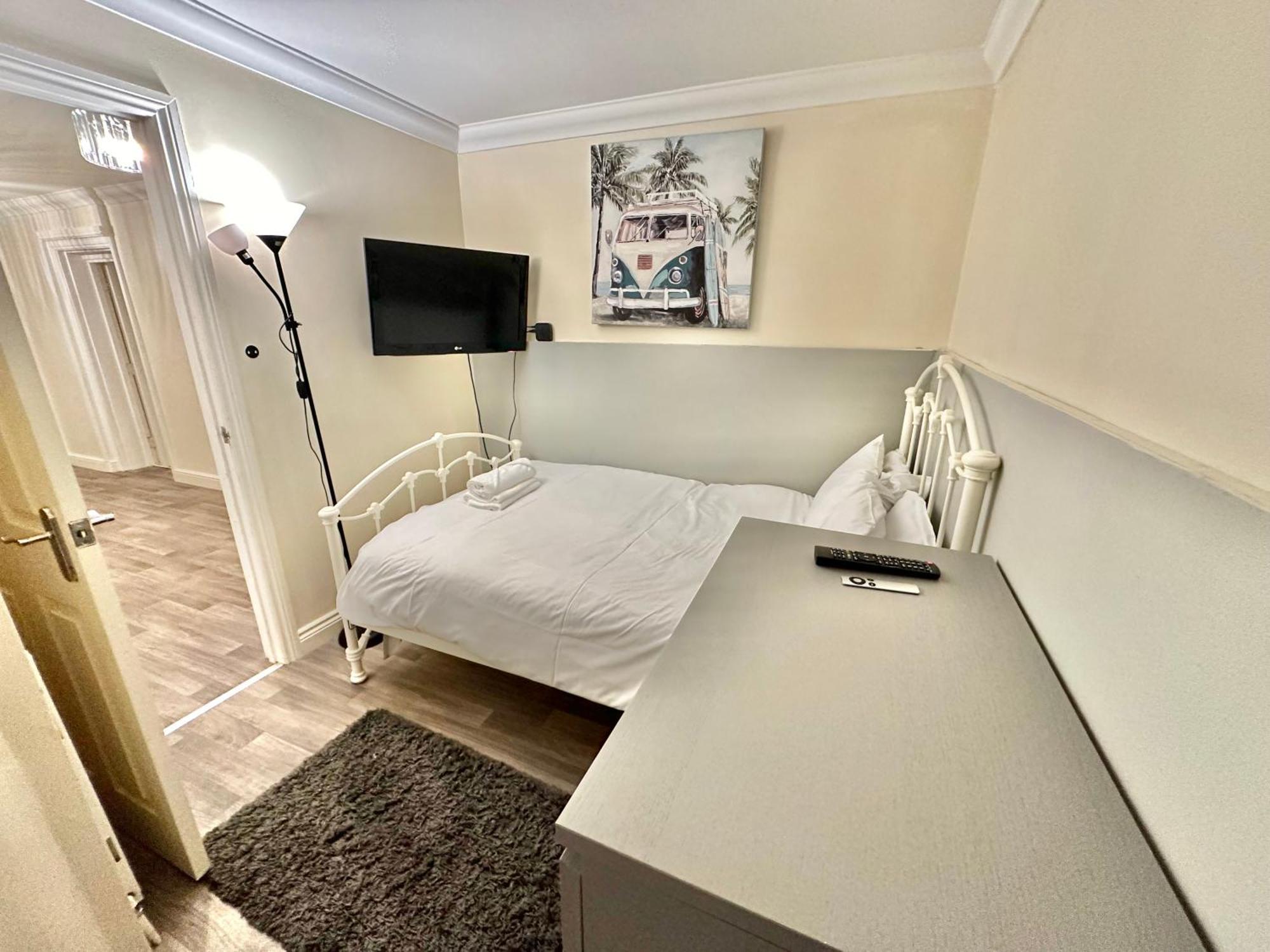 Glen Fern - Garden With Parking - Heart Of Town Centre - Close To - Darts And Table Football - Sleeps 11 *