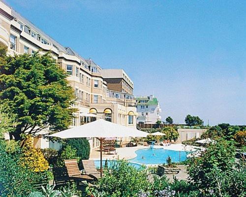Carlton Club Avon *