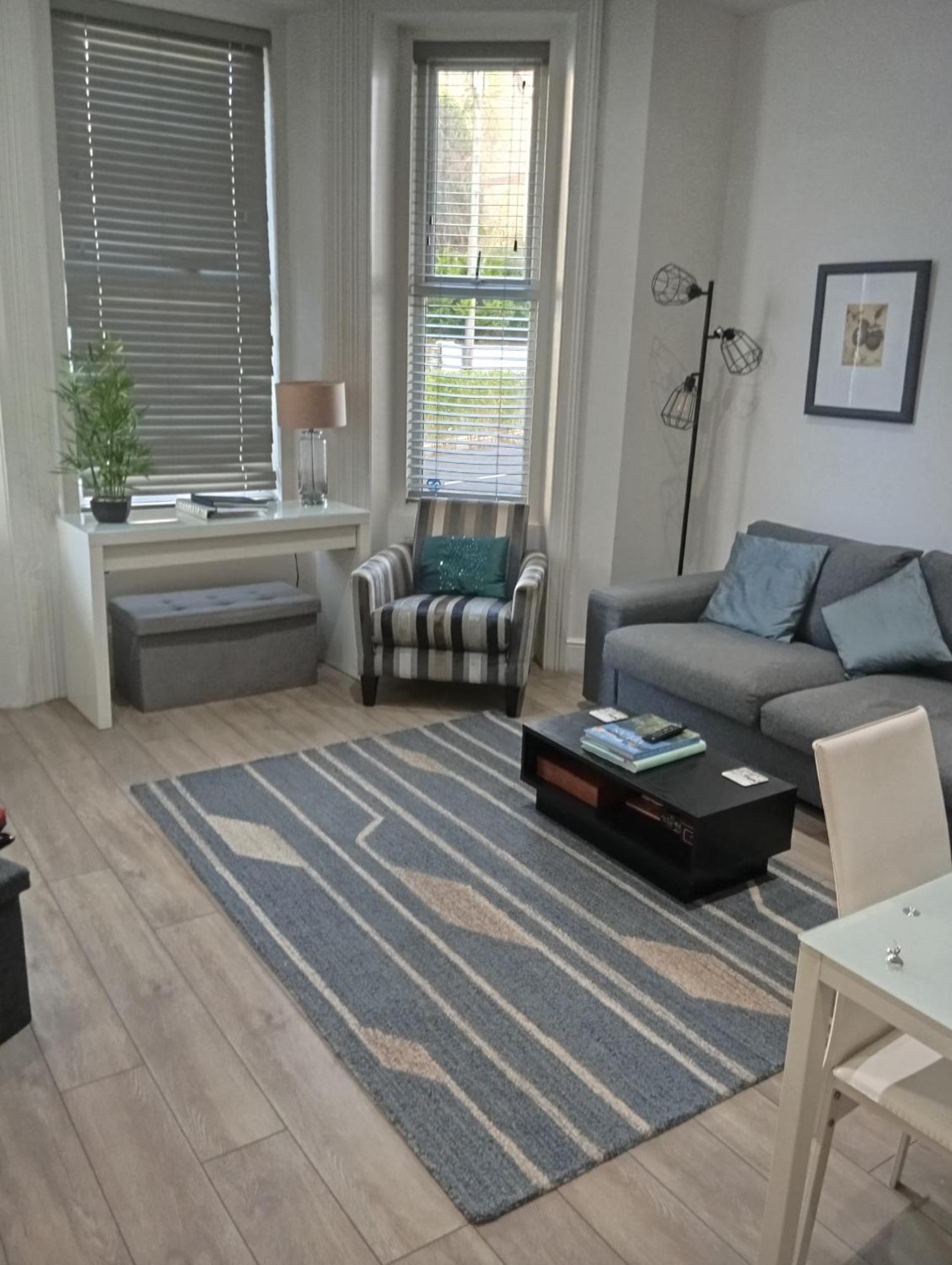 Apartment Victorian Retreat With Patio And Parking