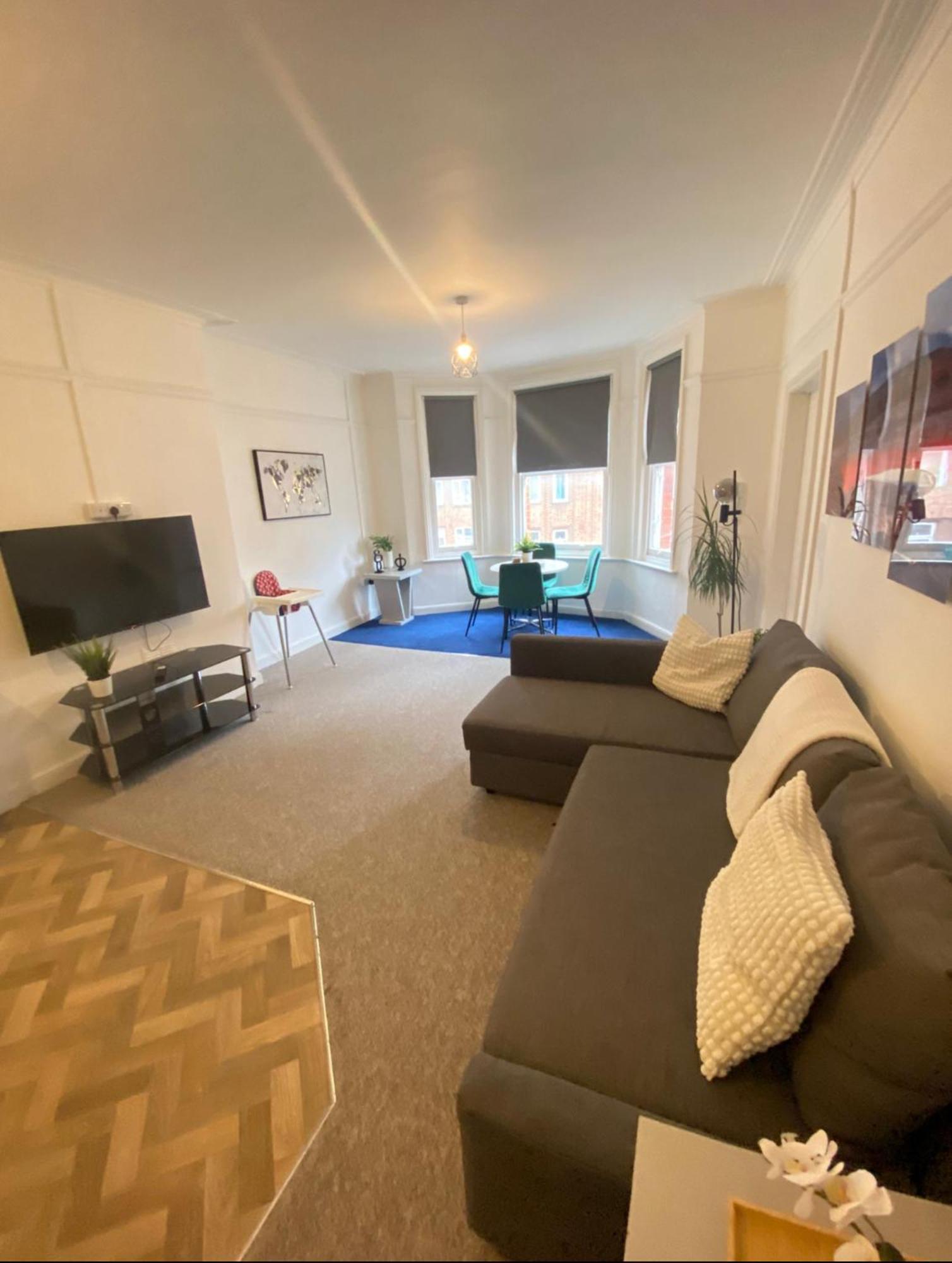 Seaside Escape In Spacious Stylish & Inviting Urban Heights Apartment *