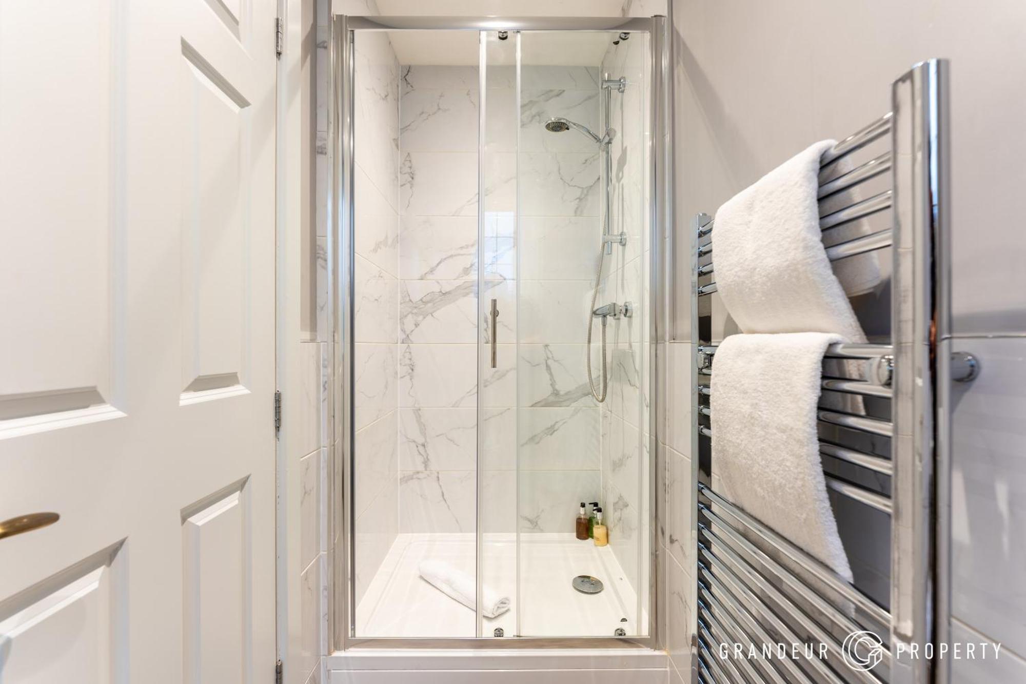 The Cransley By Grandeur Guest house