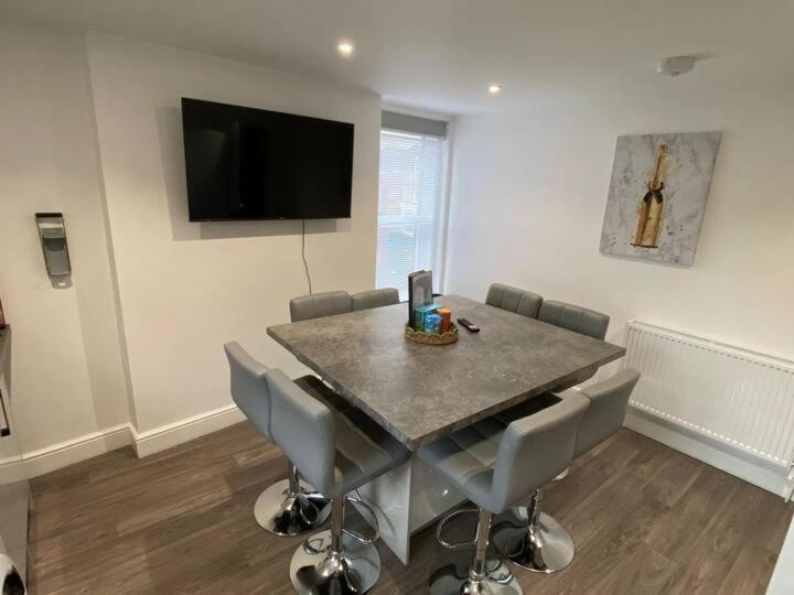 The Loft -contractors, Professionals, Leisure Guests Parking, Wifi, Bh1, Sleeps Up To 8, *