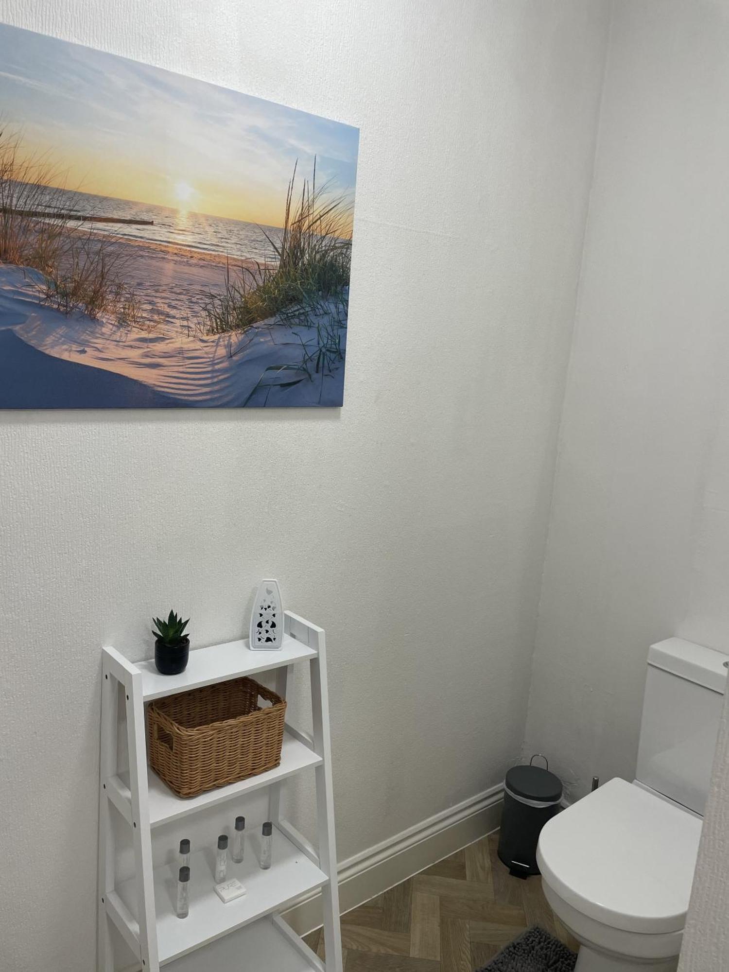 The Bank - Flat 1, Apartment, Sleeps 4, 7 Min From The Beach, Pet Friendly, Parking, Wifi, Kitchen And Washer Apartment Bournemouth