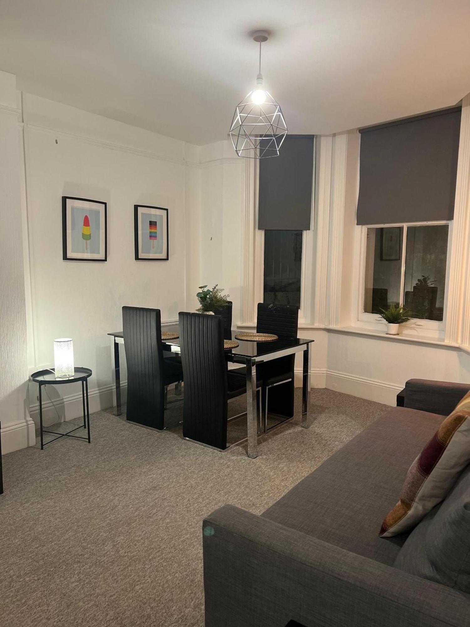 The Bank - Flat 1, Apartment, Sleeps 4, 7 Min From The Beach, Pet Friendly, Parking, Wifi, Kitchen And Washer * Bournemouth