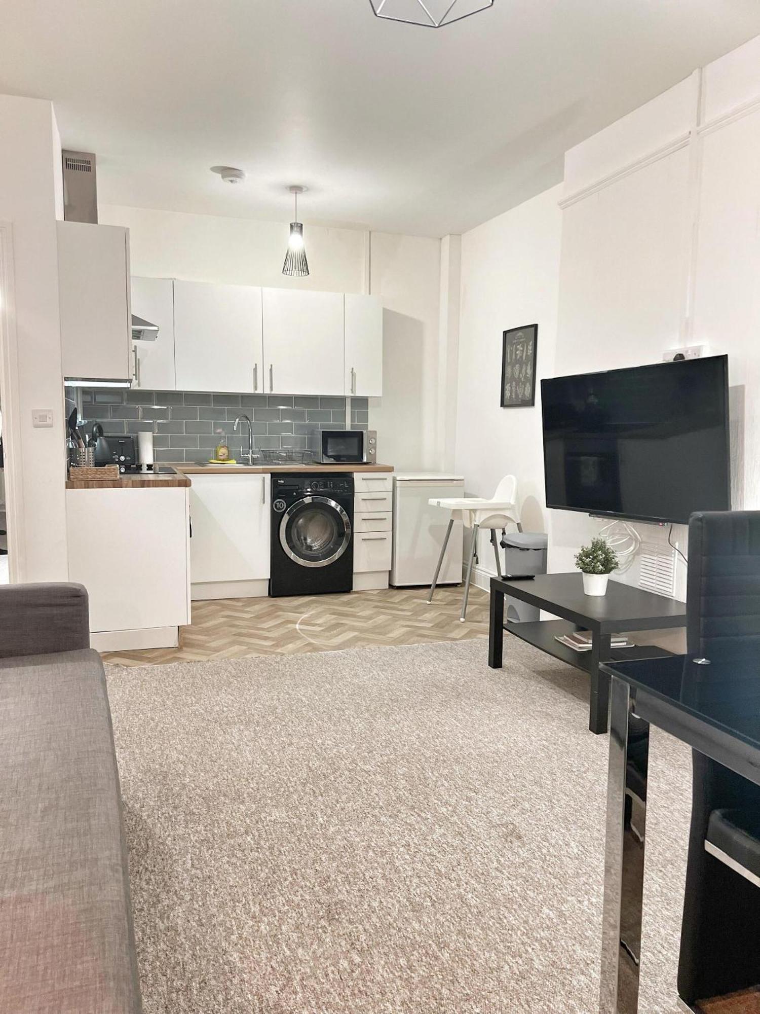 The Bank - Flat 1, Apartment, Sleeps 4, 7 Min From The Beach, Pet Friendly, Parking, Wifi, Kitchen And Washer