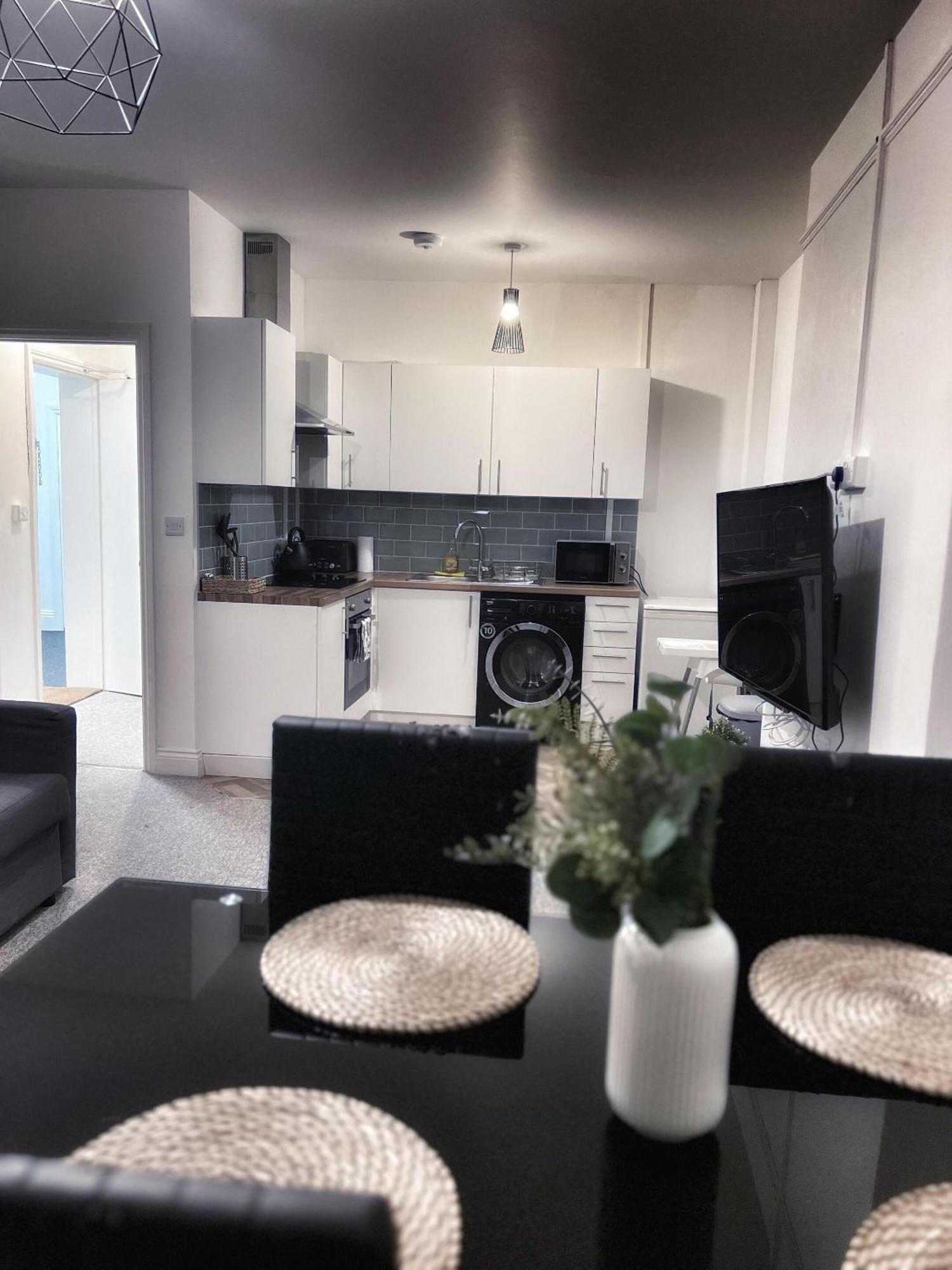 The Bank - Flat 1, Apartment, Sleeps 4, 7 Min From The Beach, Pet Friendly, Parking, Wifi, Kitchen And Washer Apartment Bournemouth