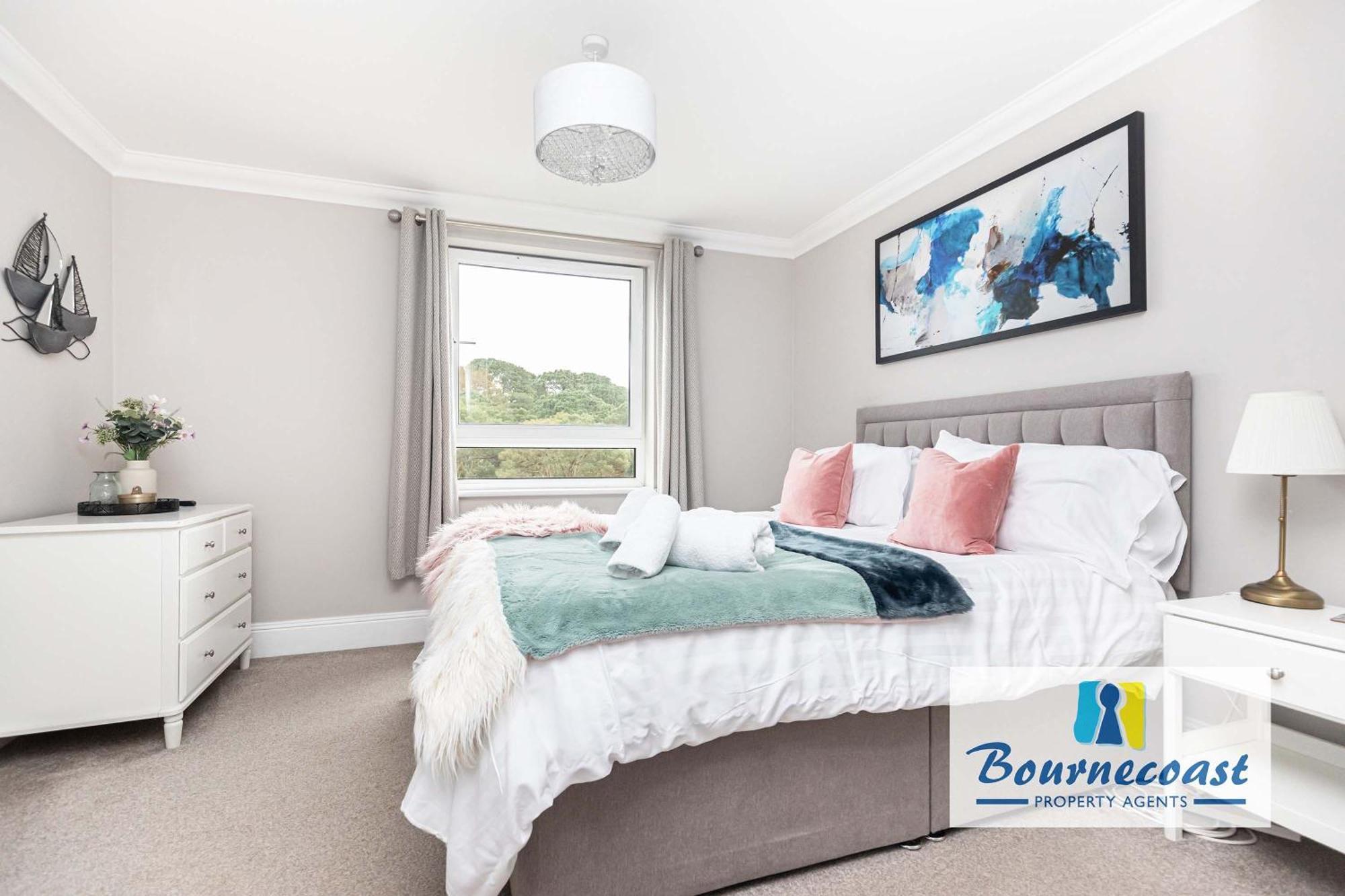 Bournecoast: Modern Flat-balcony-parking-fm6326 Bournemouth