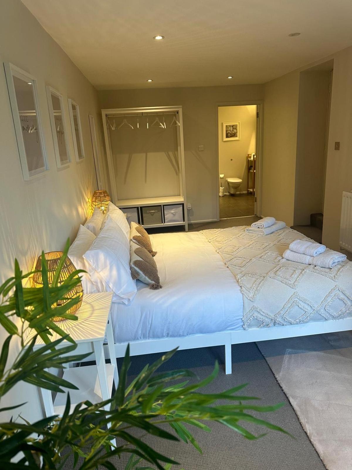 Woodfalls Luxury Getaway * Bournemouth