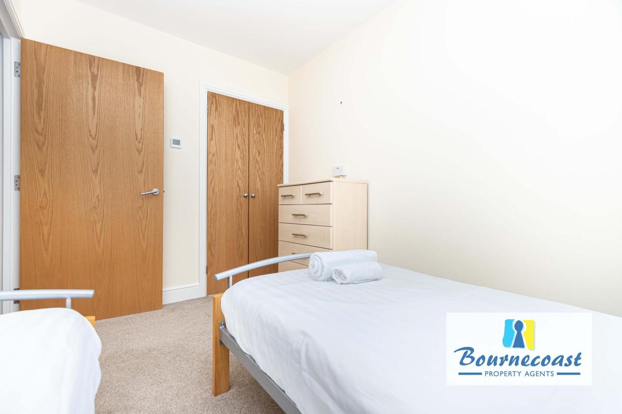 Bournecoast - Stylish Flat Near Sandy Beaches With Balconies - Fm9632