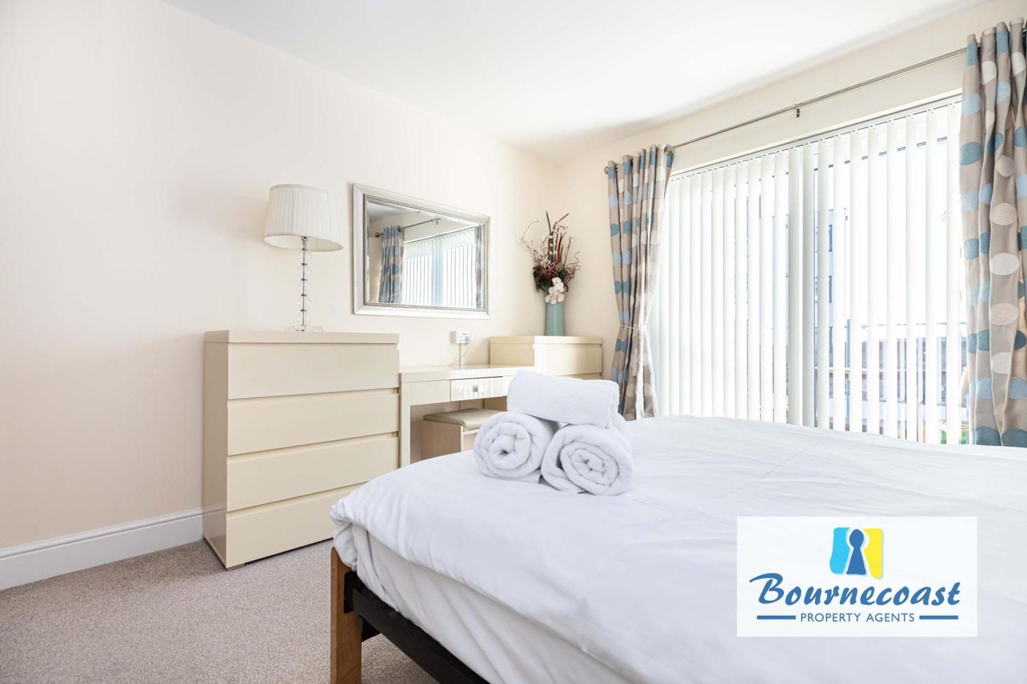 Bournecoast - Stylish Flat Near Sandy Beaches With Balconies - Fm9632 Apartment