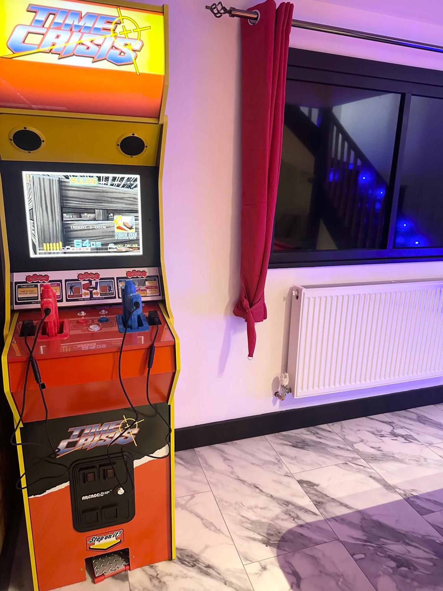 The Secret Agent - Brought To By Coastline Retreats - Brand New - 2 Mins Walk To - Childrens Play Den - Pool Table - Time Crisis Arcade Machine * Bournemouth