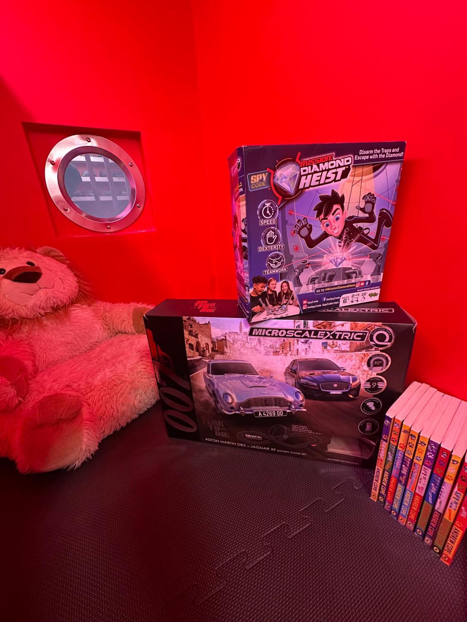 The Secret Agent - Brought To By Coastline Retreats - Brand New - 2 Mins Walk To - Childrens Play Den - Pool Table - Time Crisis Arcade Machine * Bournemouth