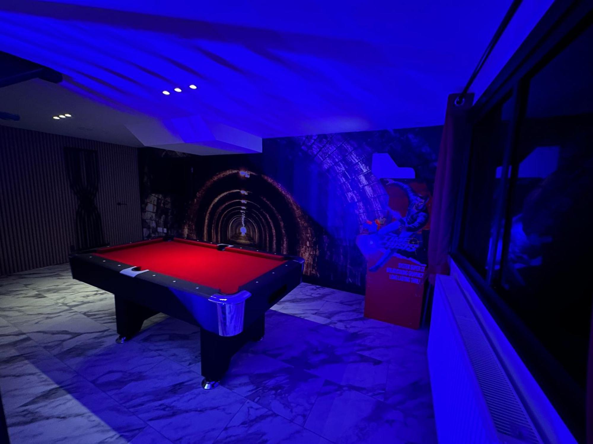 The Secret Agent - Brought To By Coastline Retreats - Brand New - 2 Mins Walk To - Childrens Play Den - Pool Table - Time Crisis Arcade Machine Apartment