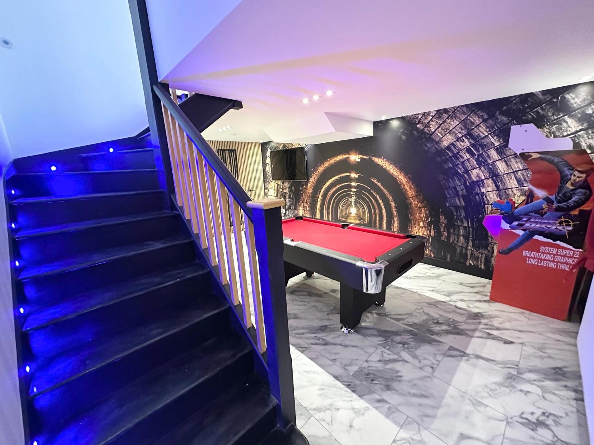 The Secret Agent - Brought To By Coastline Retreats - Brand New - 2 Mins Walk To - Childrens Play Den - Pool Table - Time Crisis Arcade Machine Apartment Bournemouth