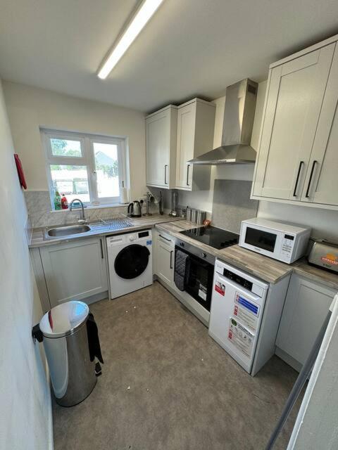 Stunning Sea View 2 Bedroom Sleeps 6- Free Parking Apartment *