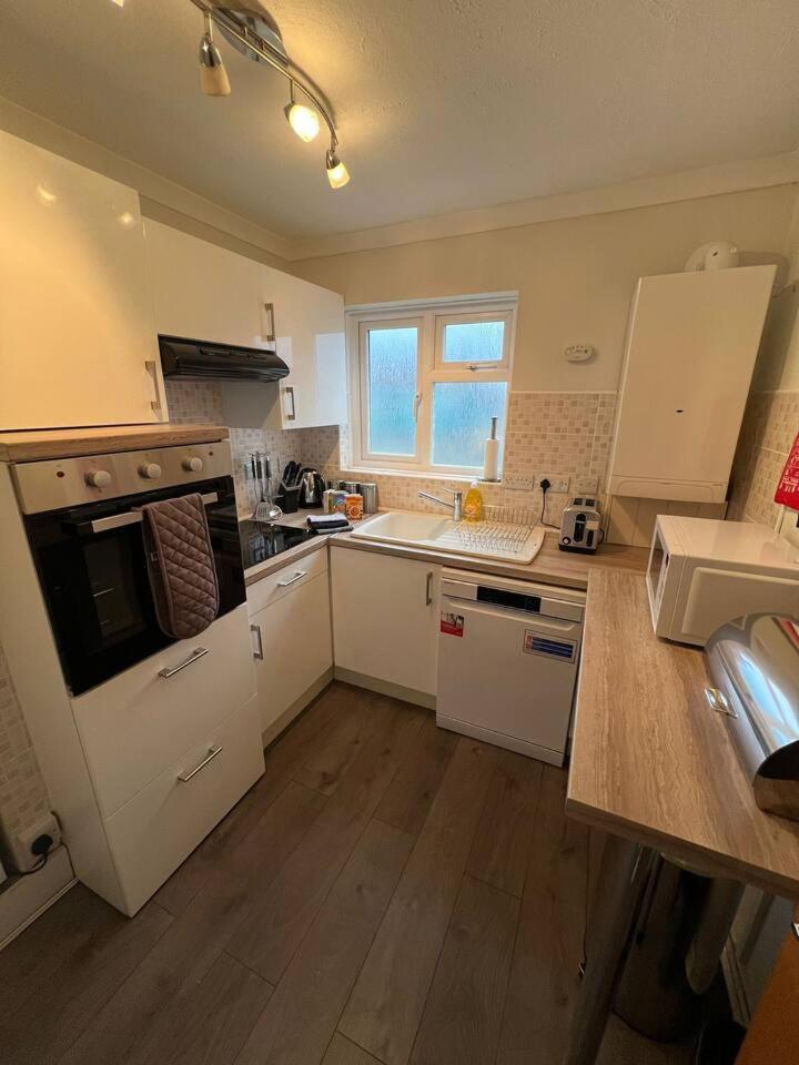 Spacious Sea View 2 Bedroom Sleeps 6-free Parking Apartment *
