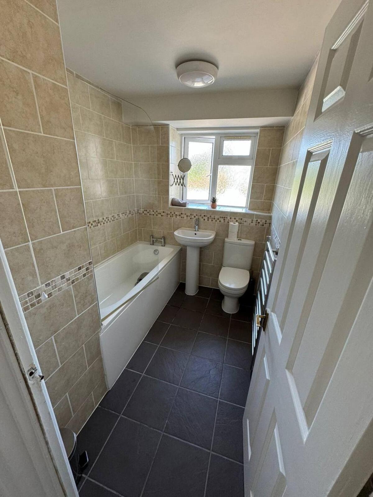 Trendy Sea View 2 Bedroom Sleeps 6 - Free Parking