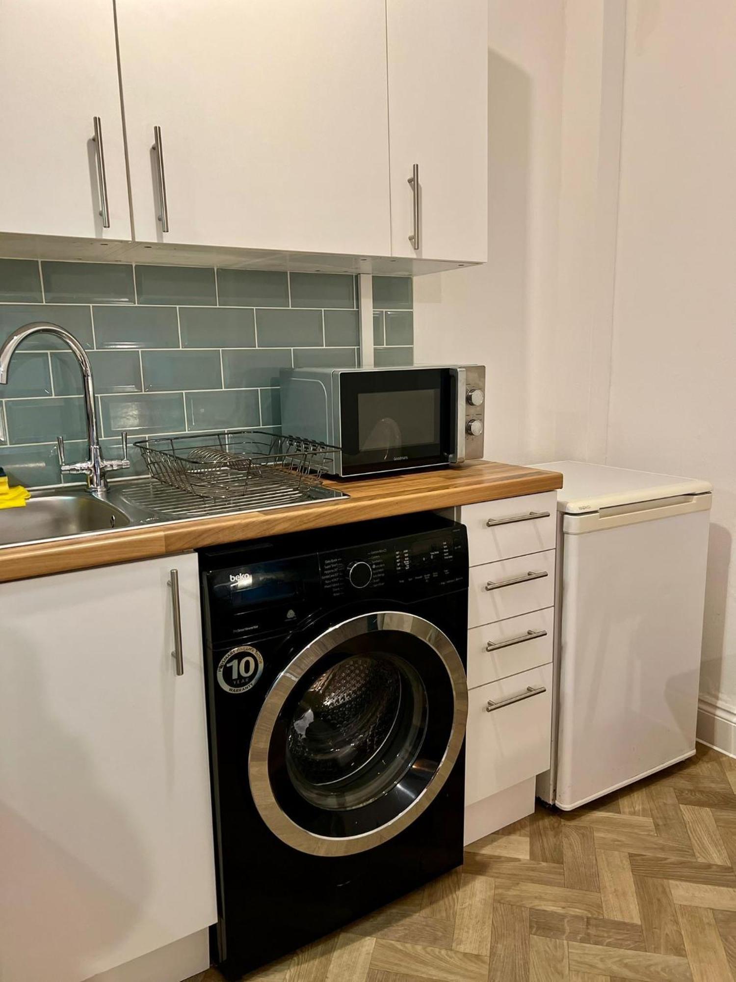 The Bank - Flat 1, Apartment, Sleeps 4, 7 Min From The Beach, Pet Friendly, Parking, Wifi, Kitchen And Washer * Bournemouth