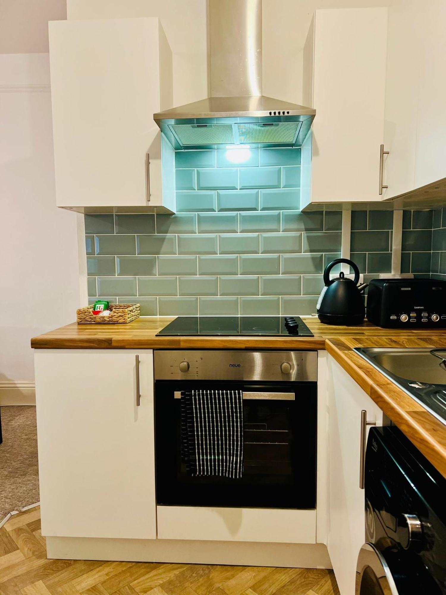 The Bank - Flat 1, Apartment, Sleeps 4, 7 Min From The Beach, Pet Friendly, Parking, Wifi, Kitchen And Washer Apartment Bournemouth