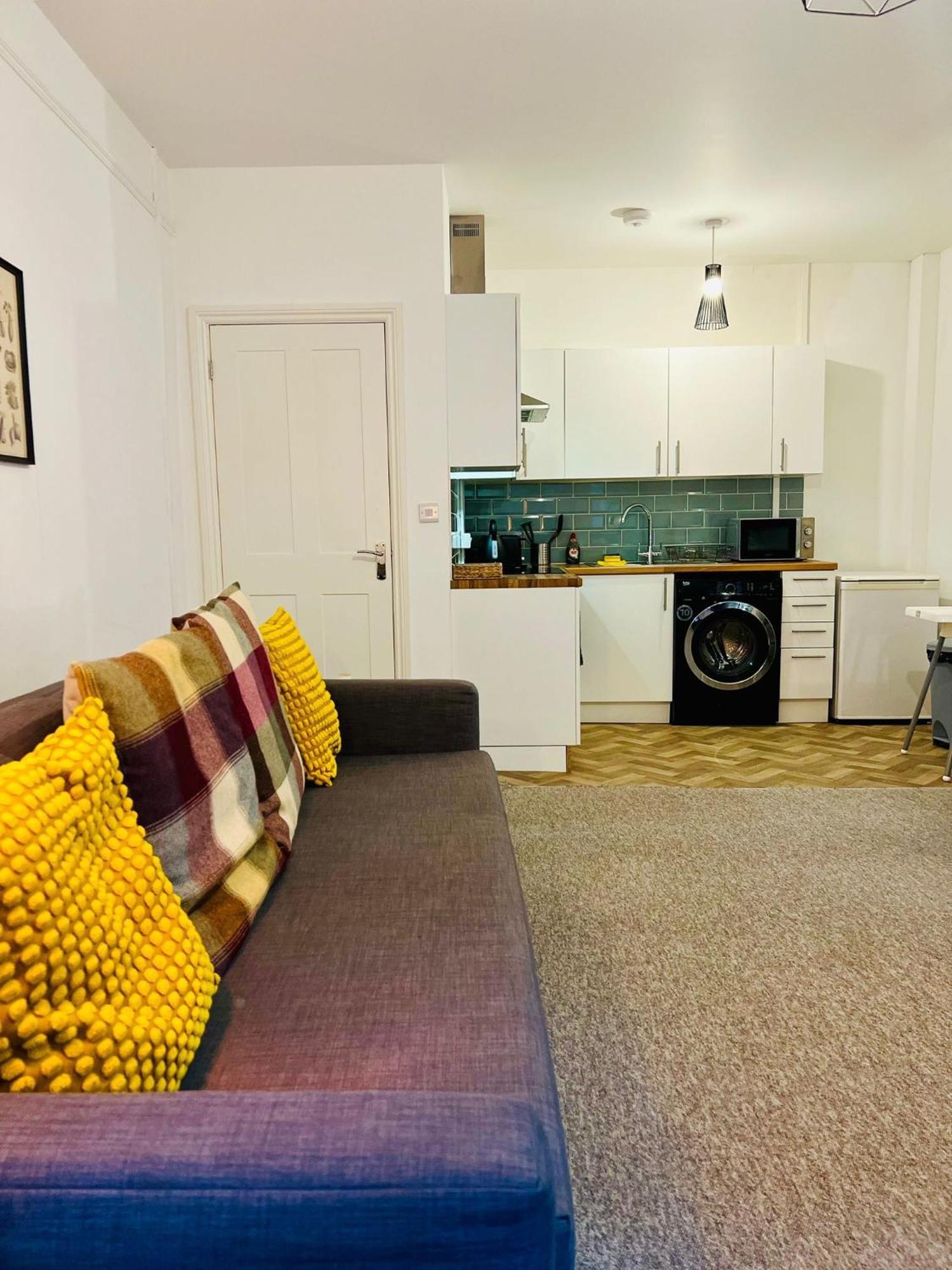 Apartment The Bank - Flat 1, Apartment, Sleeps 4, 7 Min From The Beach, Pet Friendly, Parking, Wifi, Kitchen And Washer Bournemouth