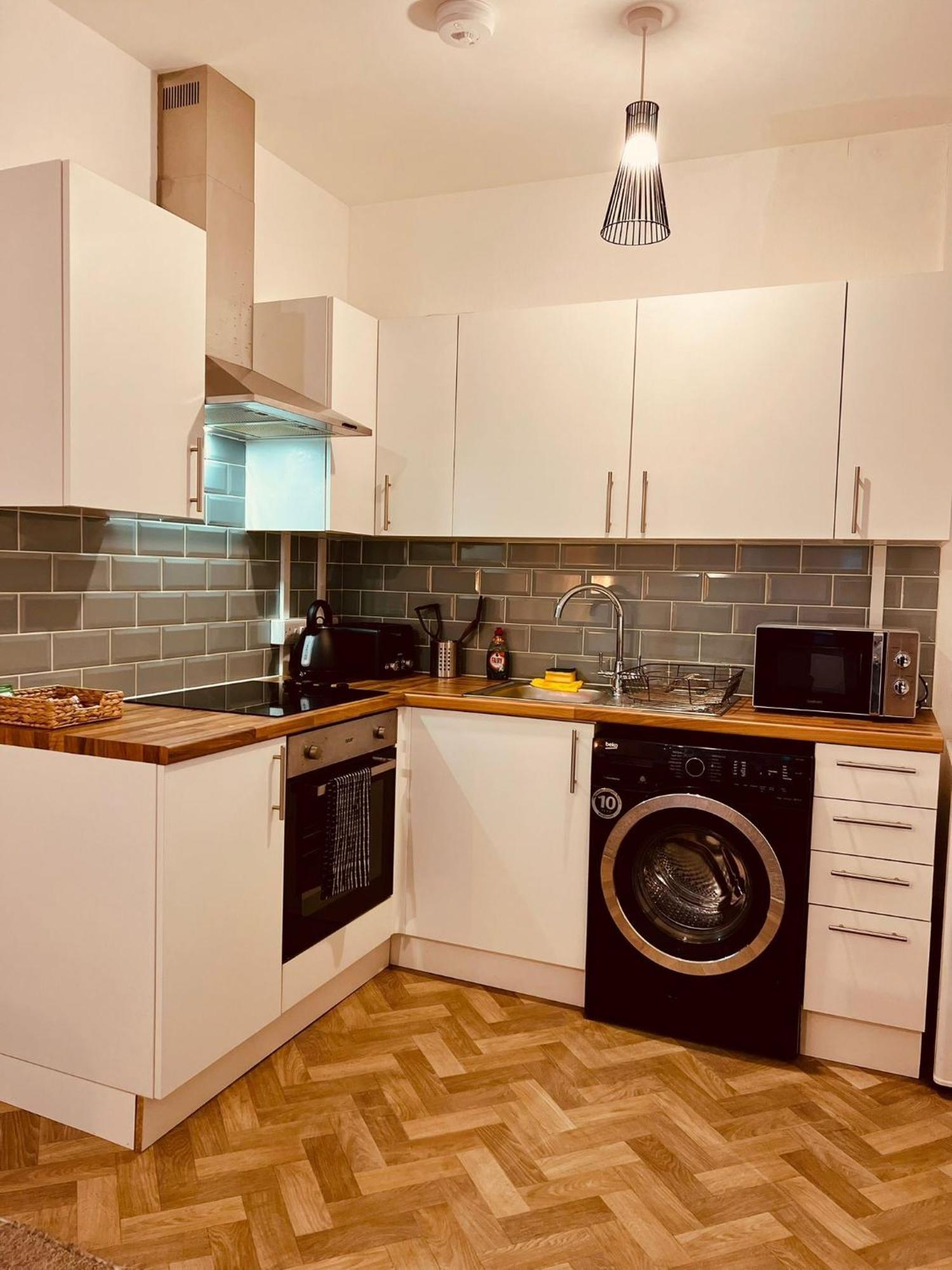 The Bank - Flat 1, Apartment, Sleeps 4, 7 Min From The Beach, Pet Friendly, Parking, Wifi, Kitchen And Washer Bournemouth