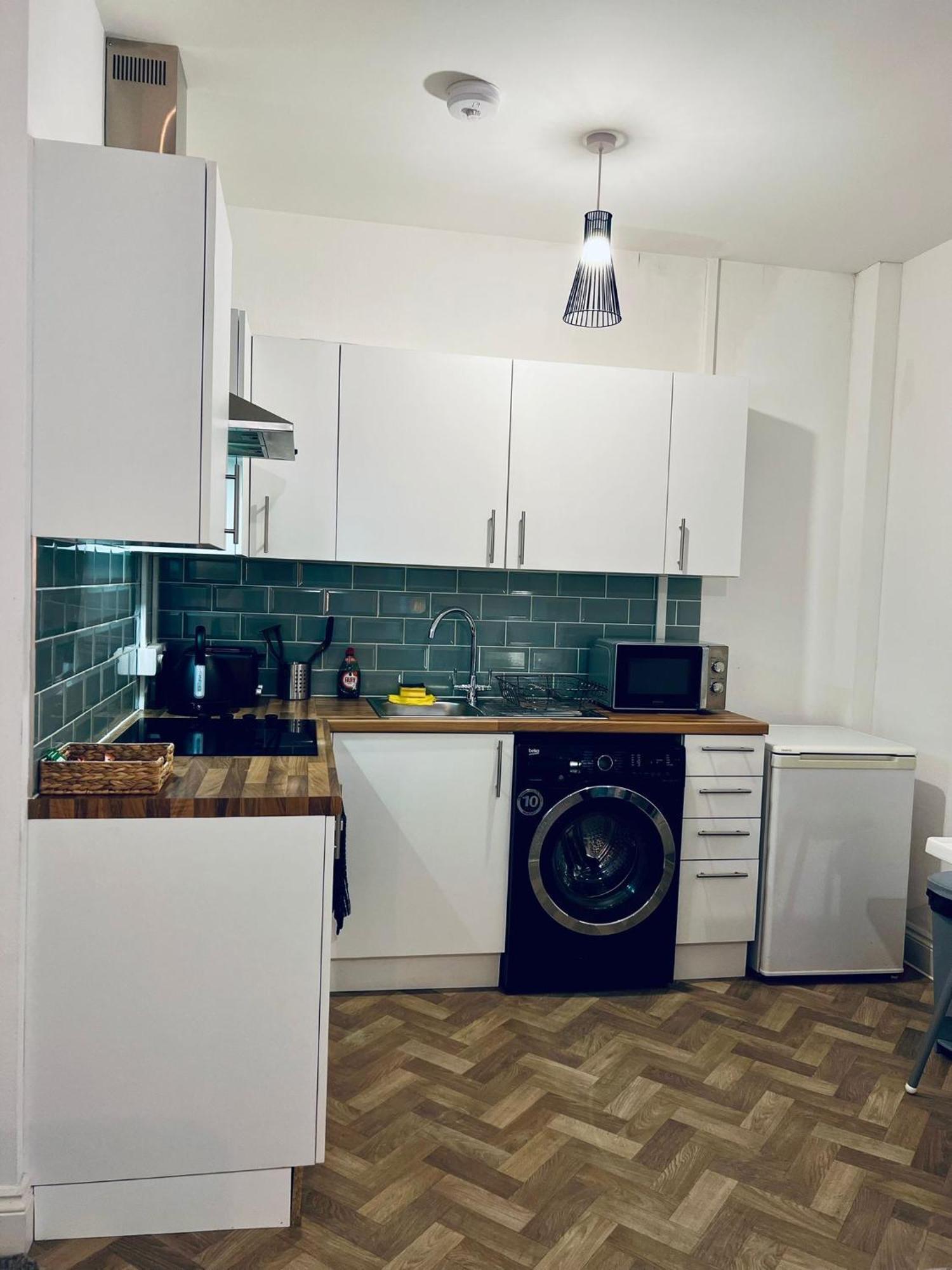 The Bank - Flat 1, Apartment, Sleeps 4, 7 Min From The Beach, Pet Friendly, Parking, Wifi, Kitchen And Washer * Bournemouth