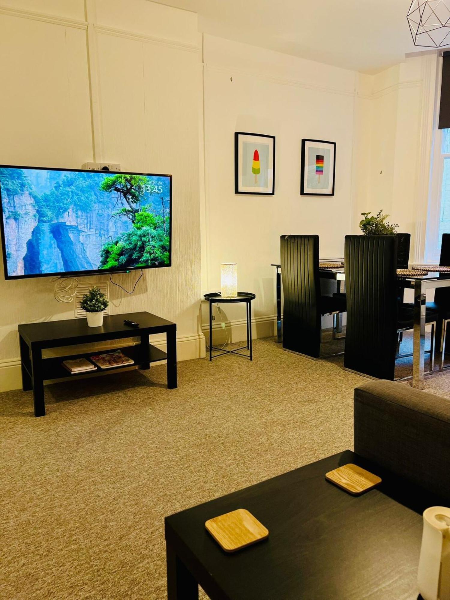 The Bank - Flat 1, Apartment, Sleeps 4, 7 Min From The Beach, Pet Friendly, Parking, Wifi, Kitchen And Washer