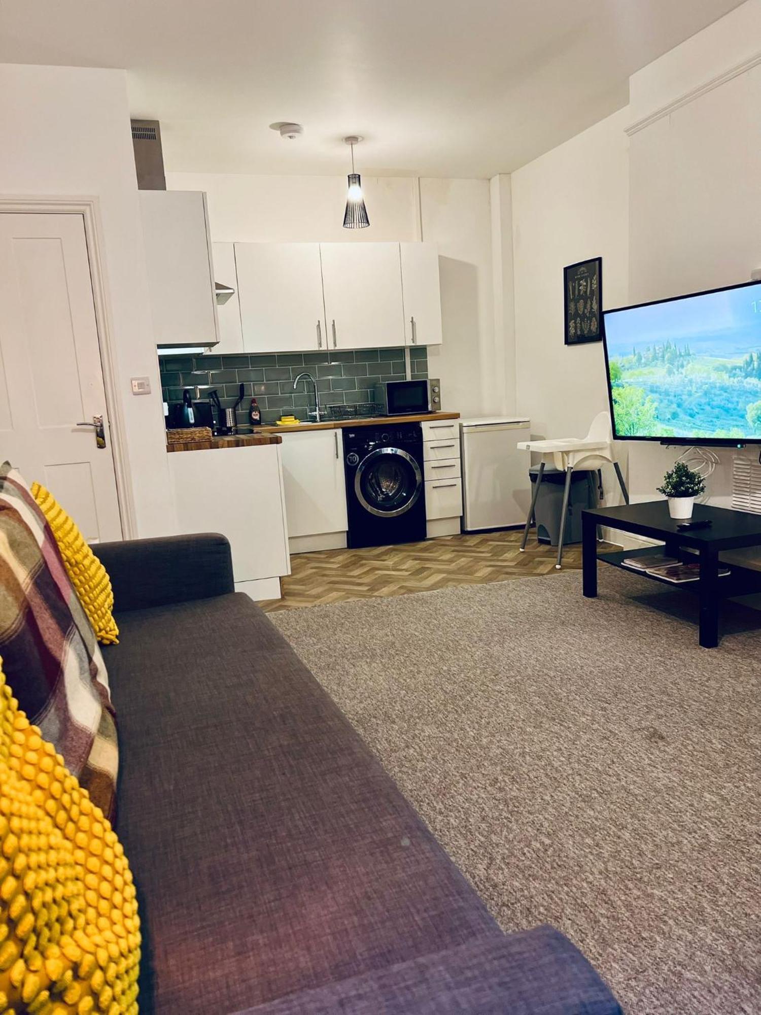 The Bank - Flat 1, Apartment, Sleeps 4, 7 Min From The Beach, Pet Friendly, Parking, Wifi, Kitchen And Washer Apartment