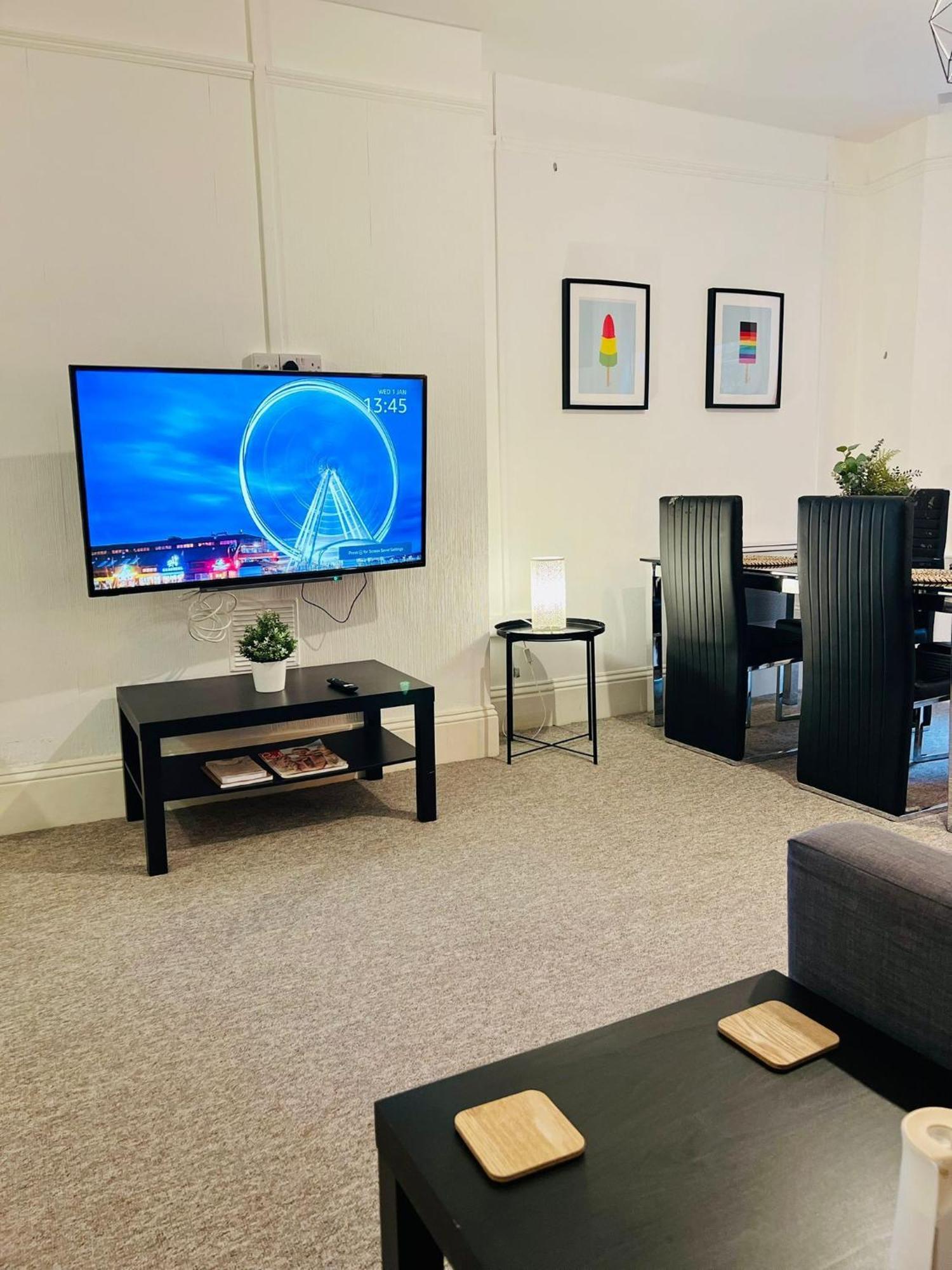 Apartment The Bank - Flat 1, Apartment, Sleeps 4, 7 Min From The Beach, Pet Friendly, Parking, Wifi, Kitchen And Washer