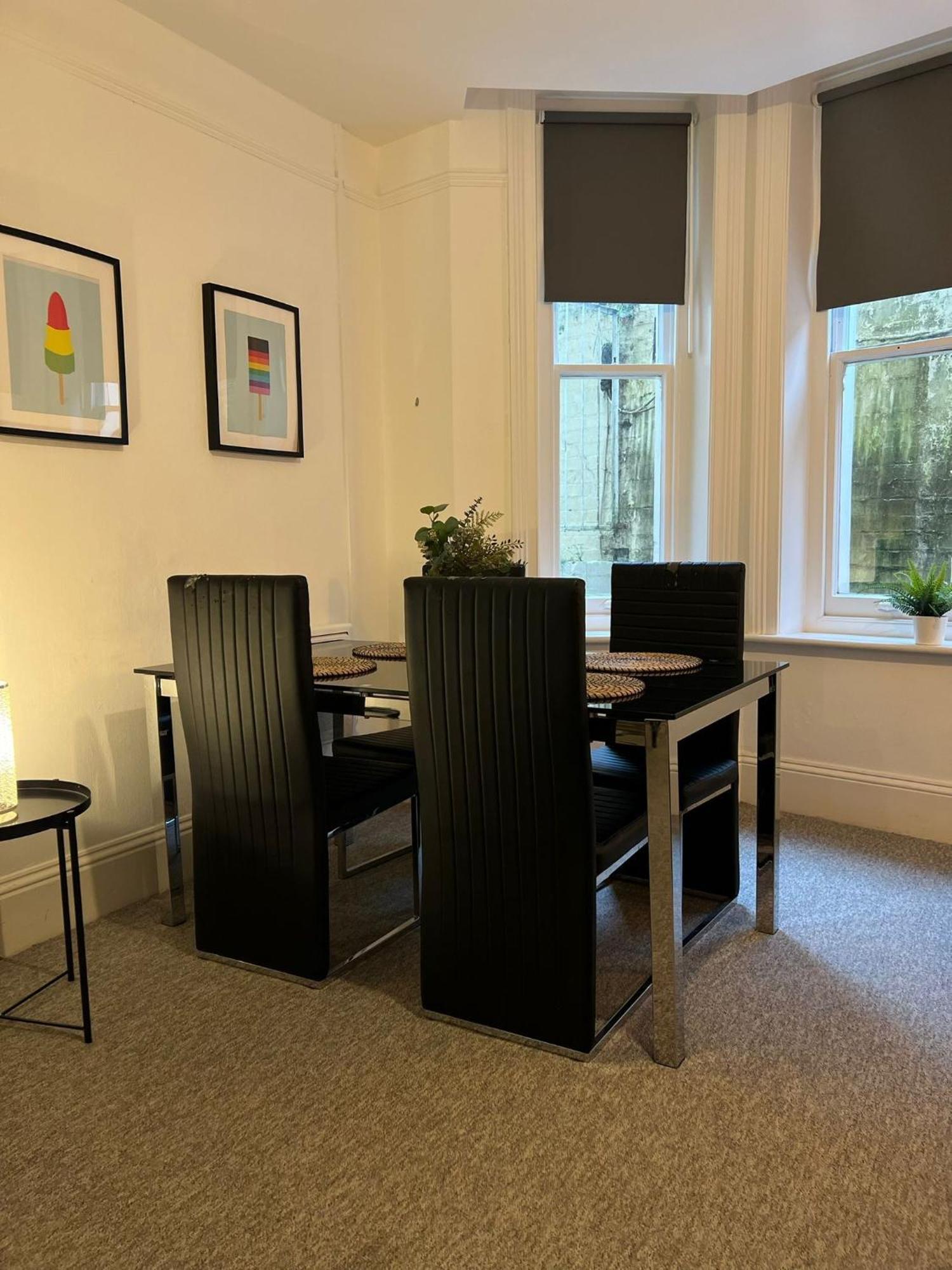 The Bank - Flat 1, Apartment, Sleeps 4, 7 Min From The Beach, Pet Friendly, Parking, Wifi, Kitchen And Washer Apartment *