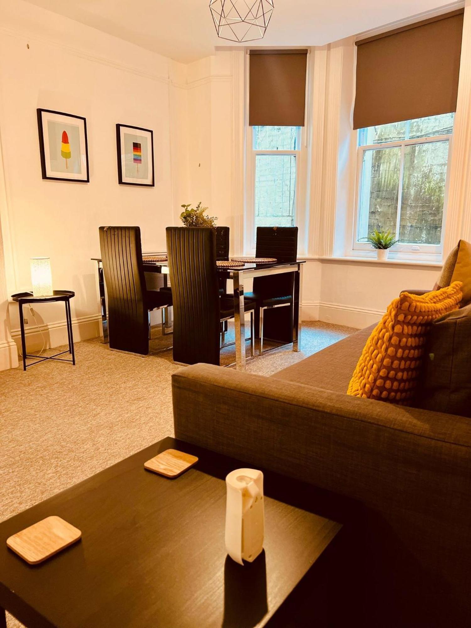The Bank - Flat 1, Apartment, Sleeps 4, 7 Min From The Beach, Pet Friendly, Parking, Wifi, Kitchen And Washer Bournemouth