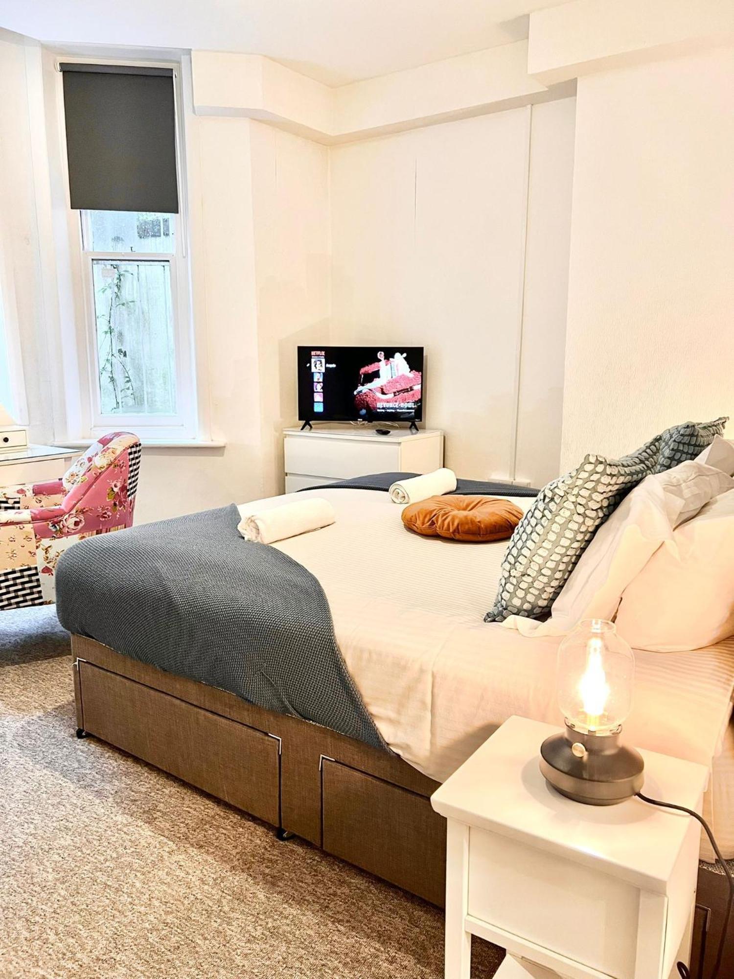 The Bank - Flat 1, Apartment, Sleeps 4, 7 Min From The Beach, Pet Friendly, Parking, Wifi, Kitchen And Washer * Bournemouth