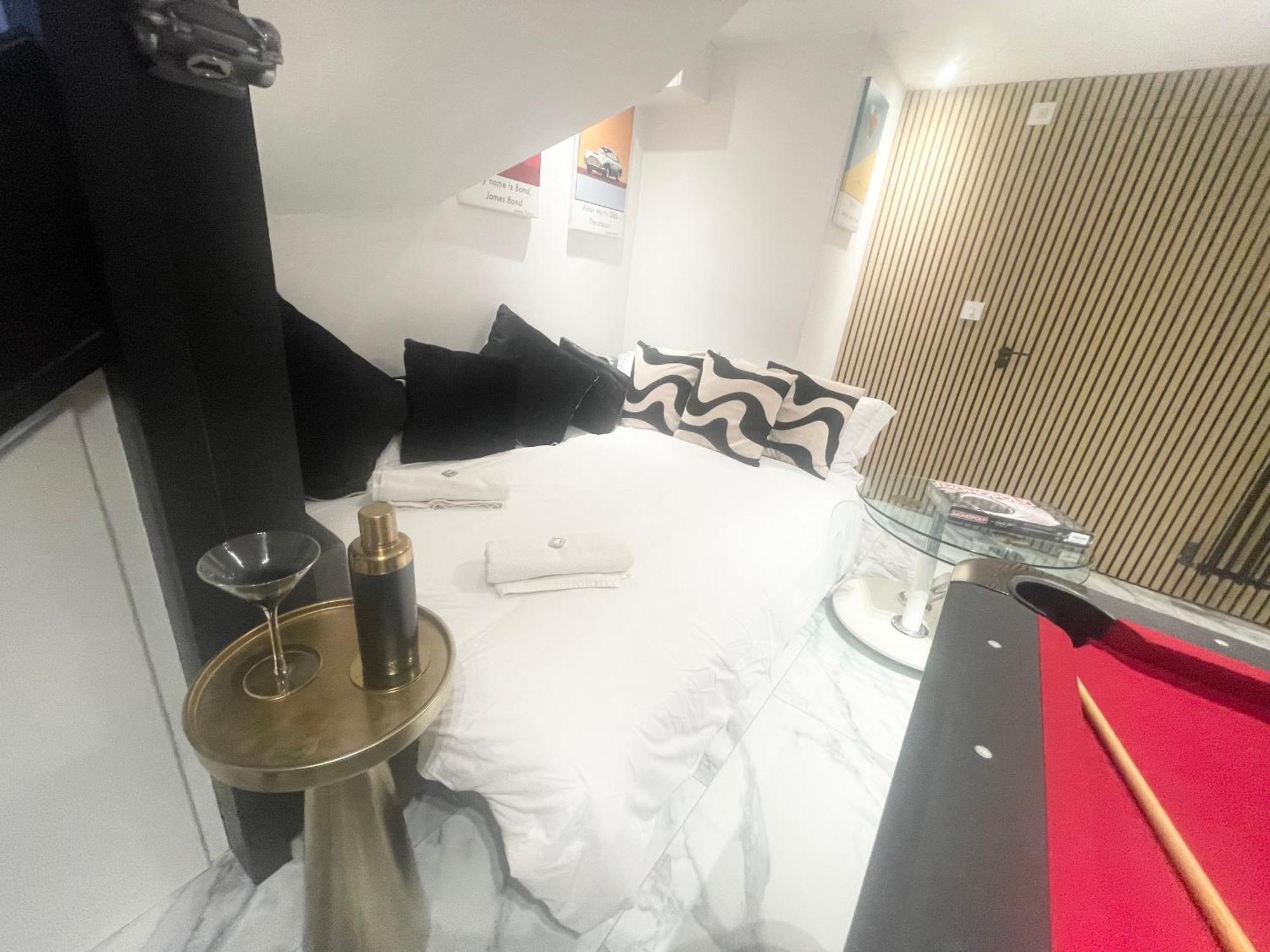 Apartment The Secret Agent - Brought To By Coastline Retreats - Brand New - 2 Mins Walk To - Childrens Play Den - Pool Table - Time Crisis Arcade Machine