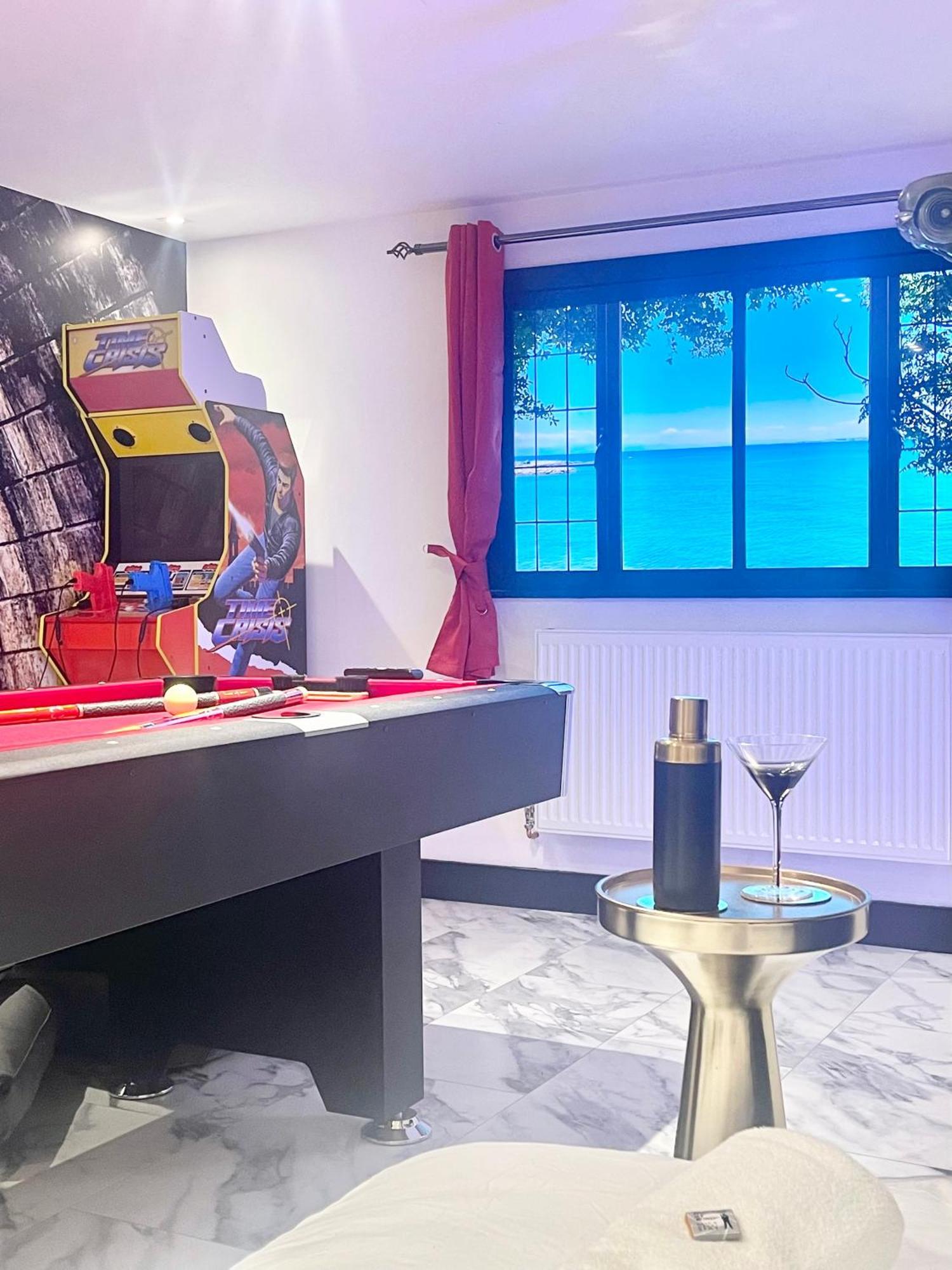 The Secret Agent - Brought To By Coastline Retreats - Brand New - 2 Mins Walk To - Childrens Play Den - Pool Table - Time Crisis Arcade Machine Apartment Bournemouth