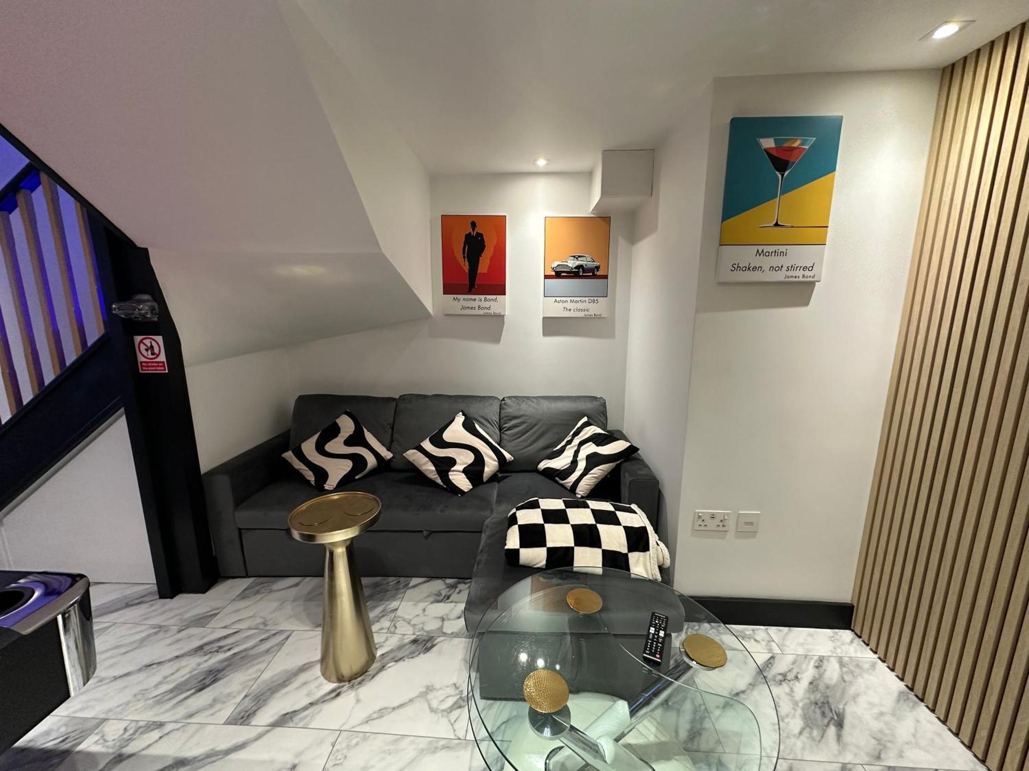 The Secret Agent - Brought To By Coastline Retreats - Brand New - 2 Mins Walk To - Childrens Play Den - Pool Table - Time Crisis Arcade Machine Apartment Bournemouth