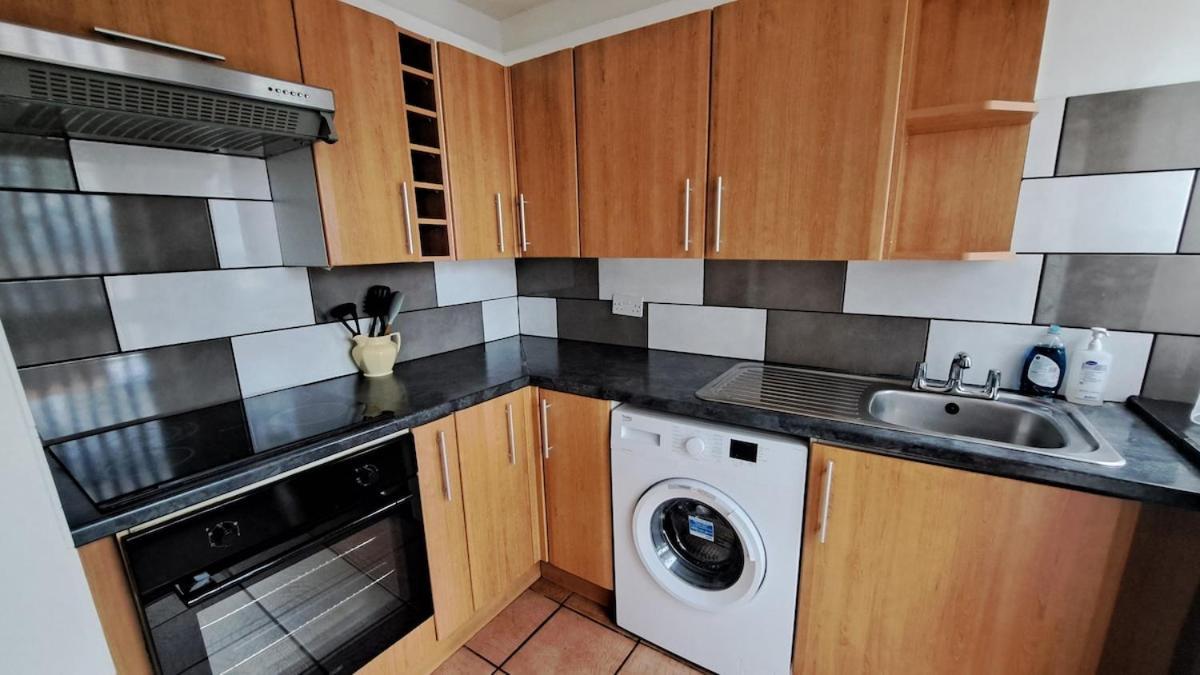 Quiet And Spacious Garden Apartment, Less Than A Mile To Bournemouth
