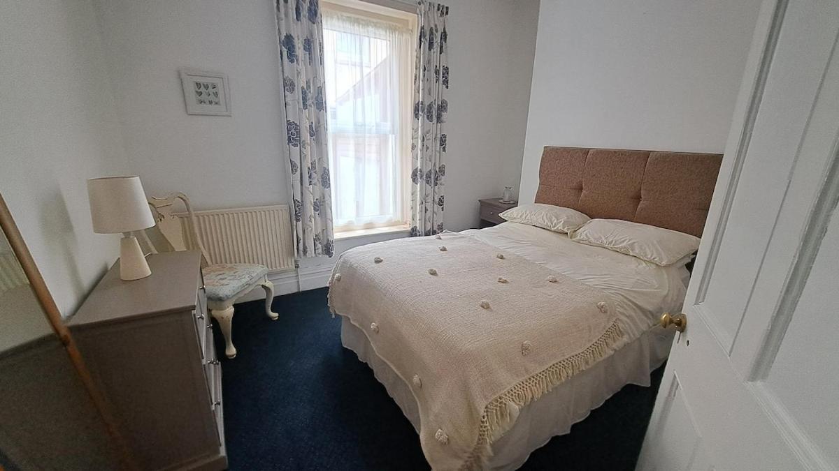 Quiet And Spacious Garden Apartment, Less Than A Mile To Apartment Bournemouth