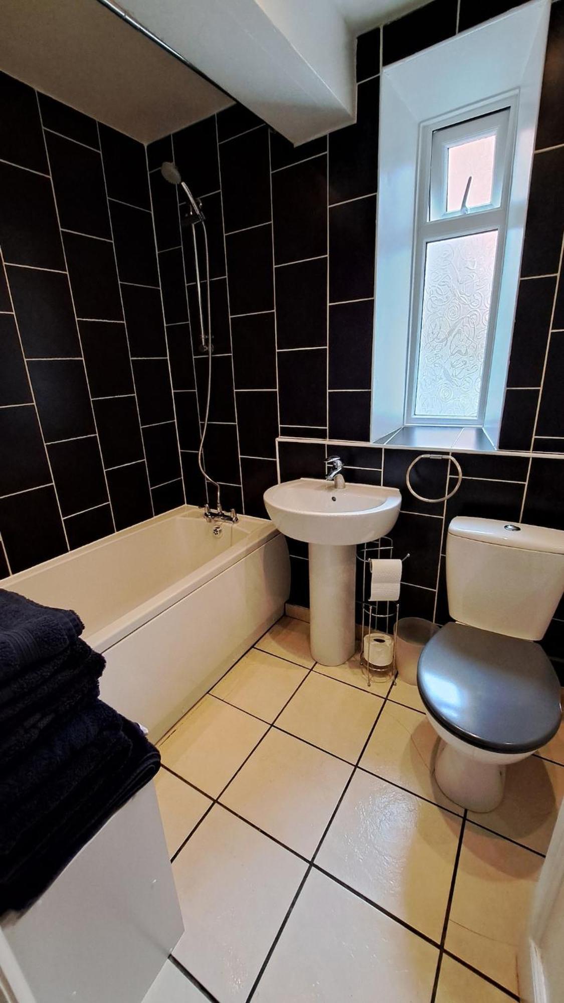 Quiet And Spacious Garden Apartment, Less Than A Mile To Apartment *