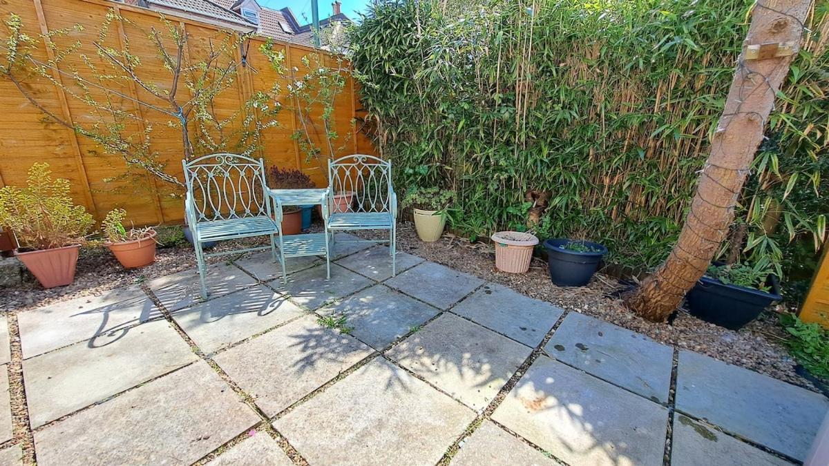 Quiet And Spacious Garden Apartment, Less Than A Mile To Apartment *